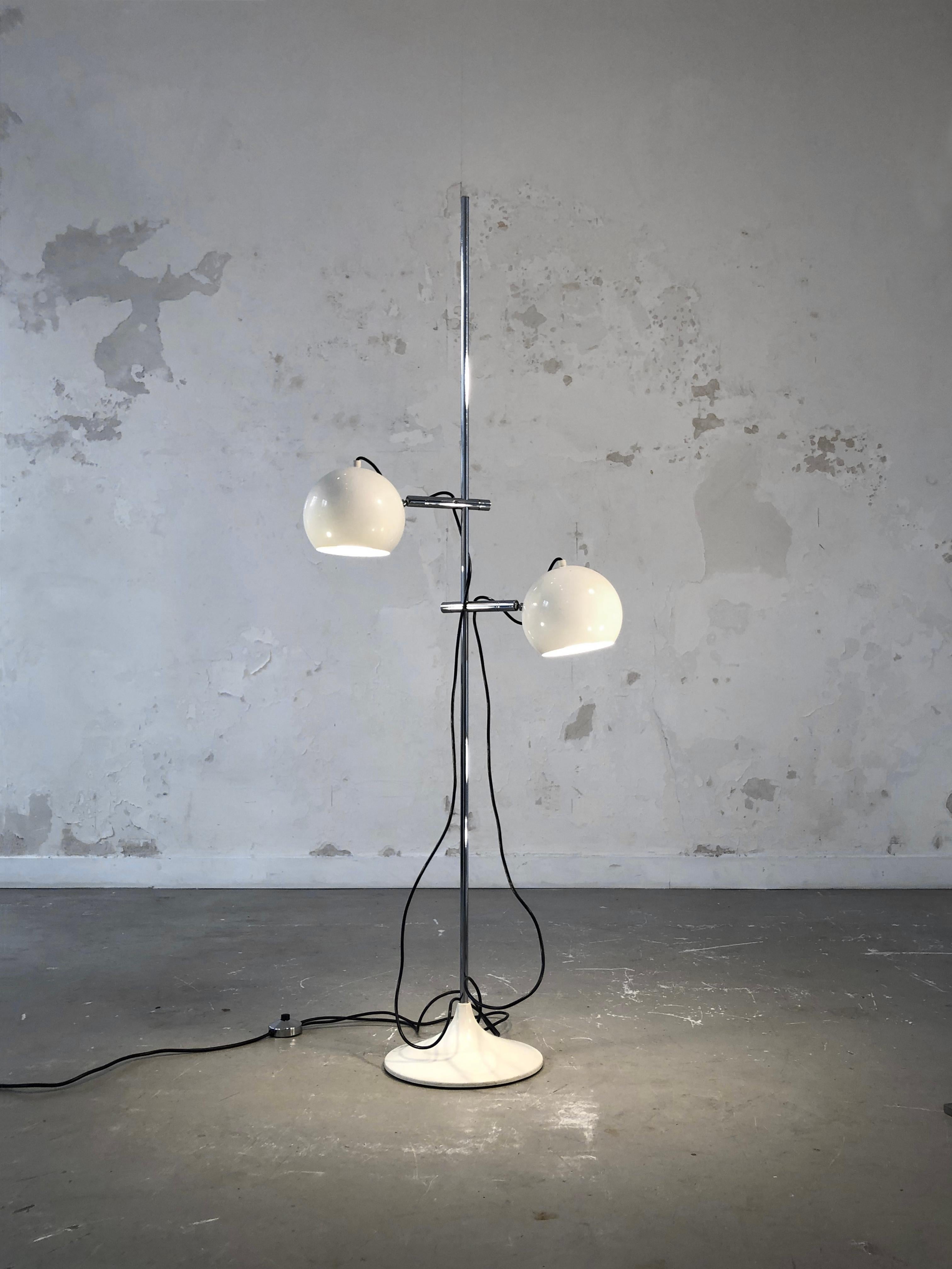 Lámpara de pie sencilla y elegante, Posmoderna, Space-Age, base circular lacada en blanco, 2 pantallas blancas esféricas orientables, ambas ajustables sobre un eje vertical cromado, en el espíritu de Etienne Fermigier, por atribuir, Francia