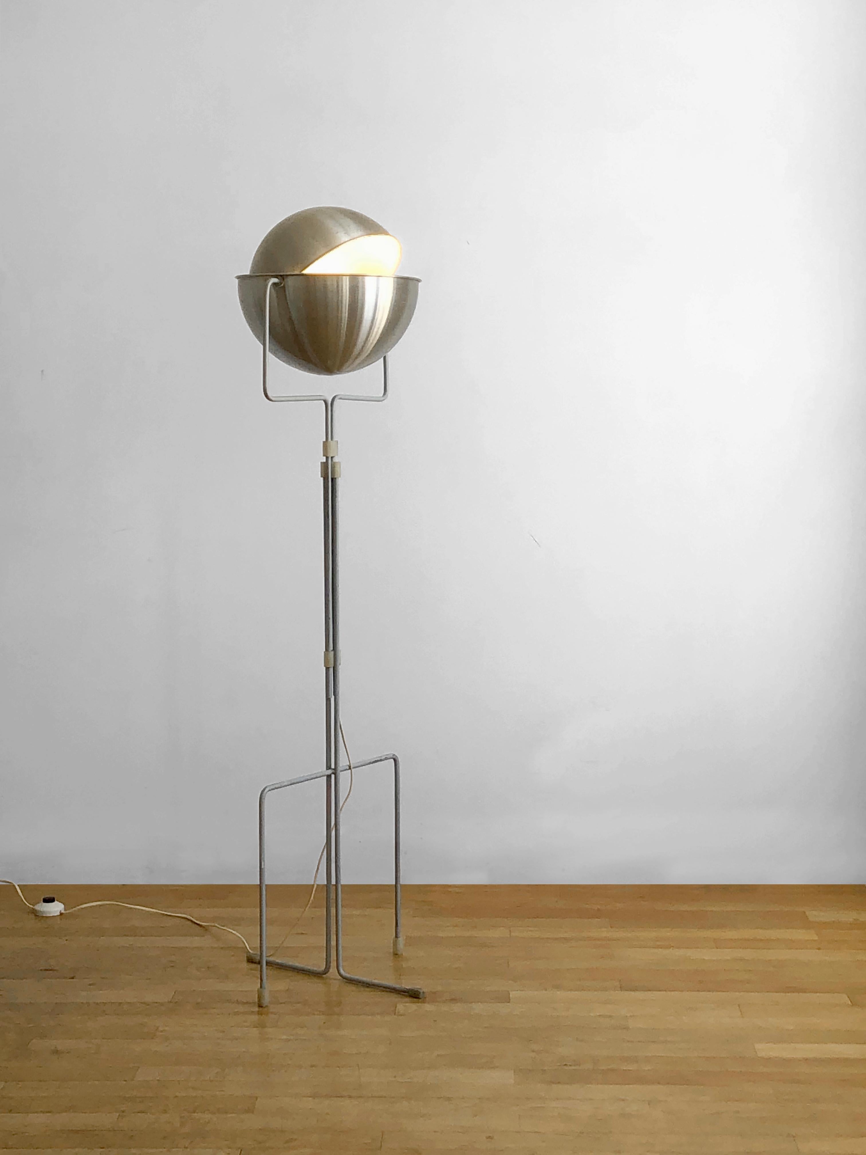 Un spectaculaire lampadaire d'inspiration spatiale et quasi-anthropomorphique, post-moderniste, Space-Age, structure géométrique complexe en tubes de métal laqué gris-bleu, abat-jour en 2 demi hémisphères articulés en aluminium brossé, permettant de