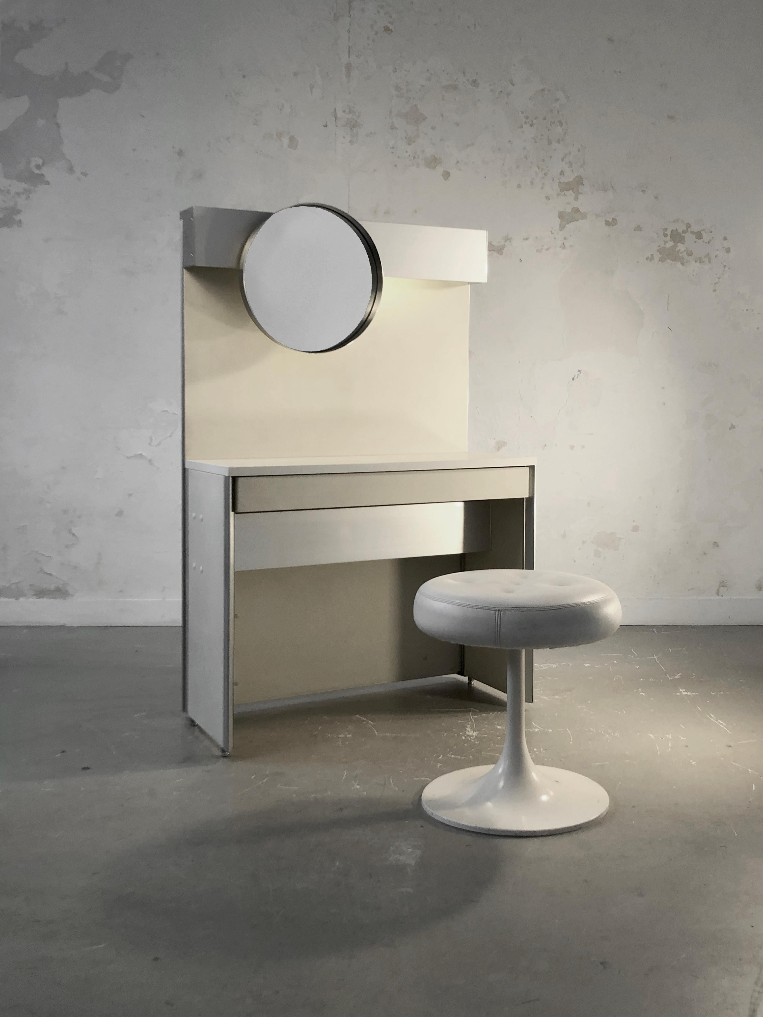 Ein großartiger, radikaler und strenger Schminktisch oder Konsole mit Schublade mit seinem Hocker, seinem beweglichen Spiegel und seiner integrierten Beleuchtung, mit einem minimalistischen und funktionalistischen Design, Post-Modernismus,