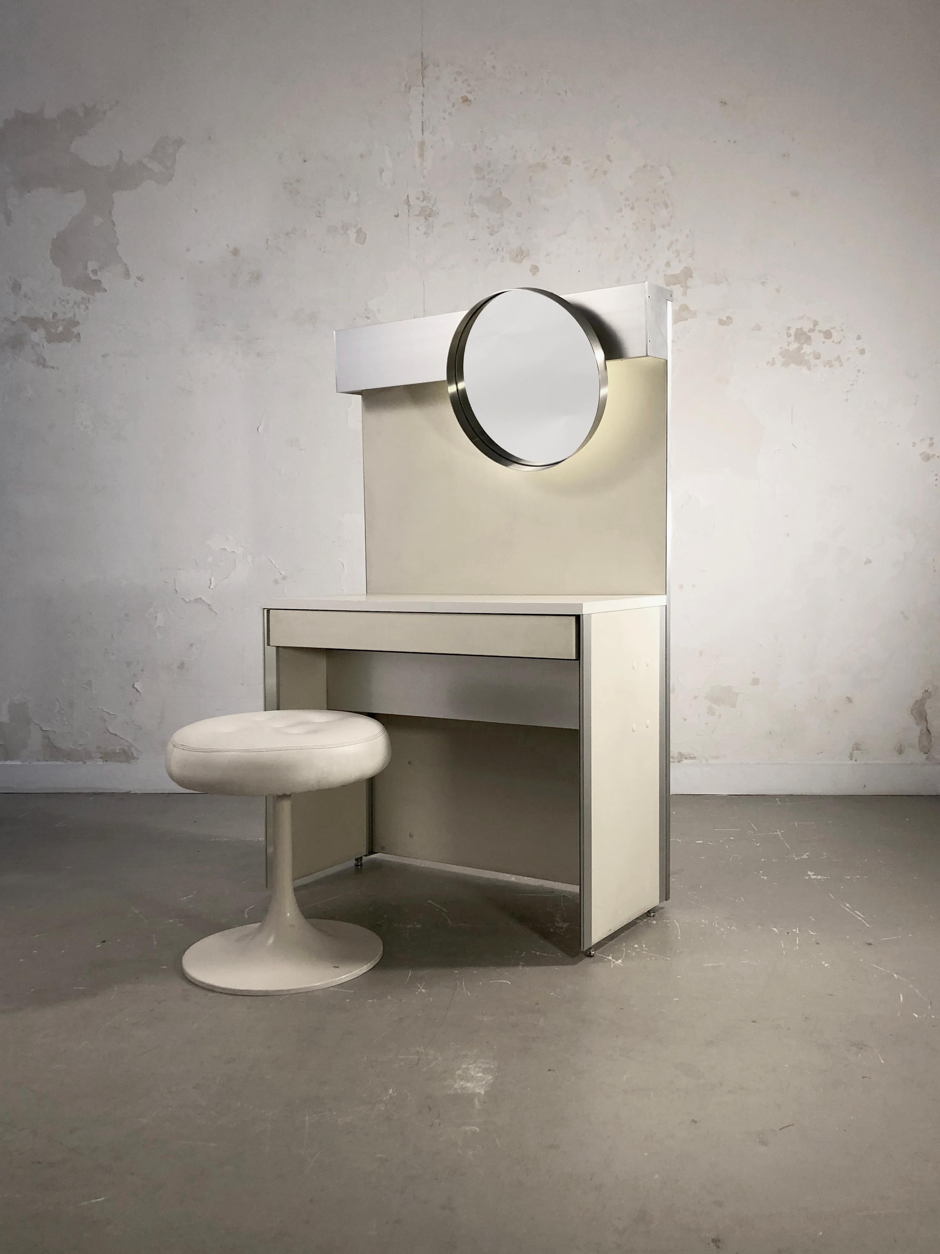 Minimalistischer SPACE-AGE-DRESSING-TABLE oder CONSOLE von PIERRE VANDEL, Frankreich, 1970 (Holz) im Angebot