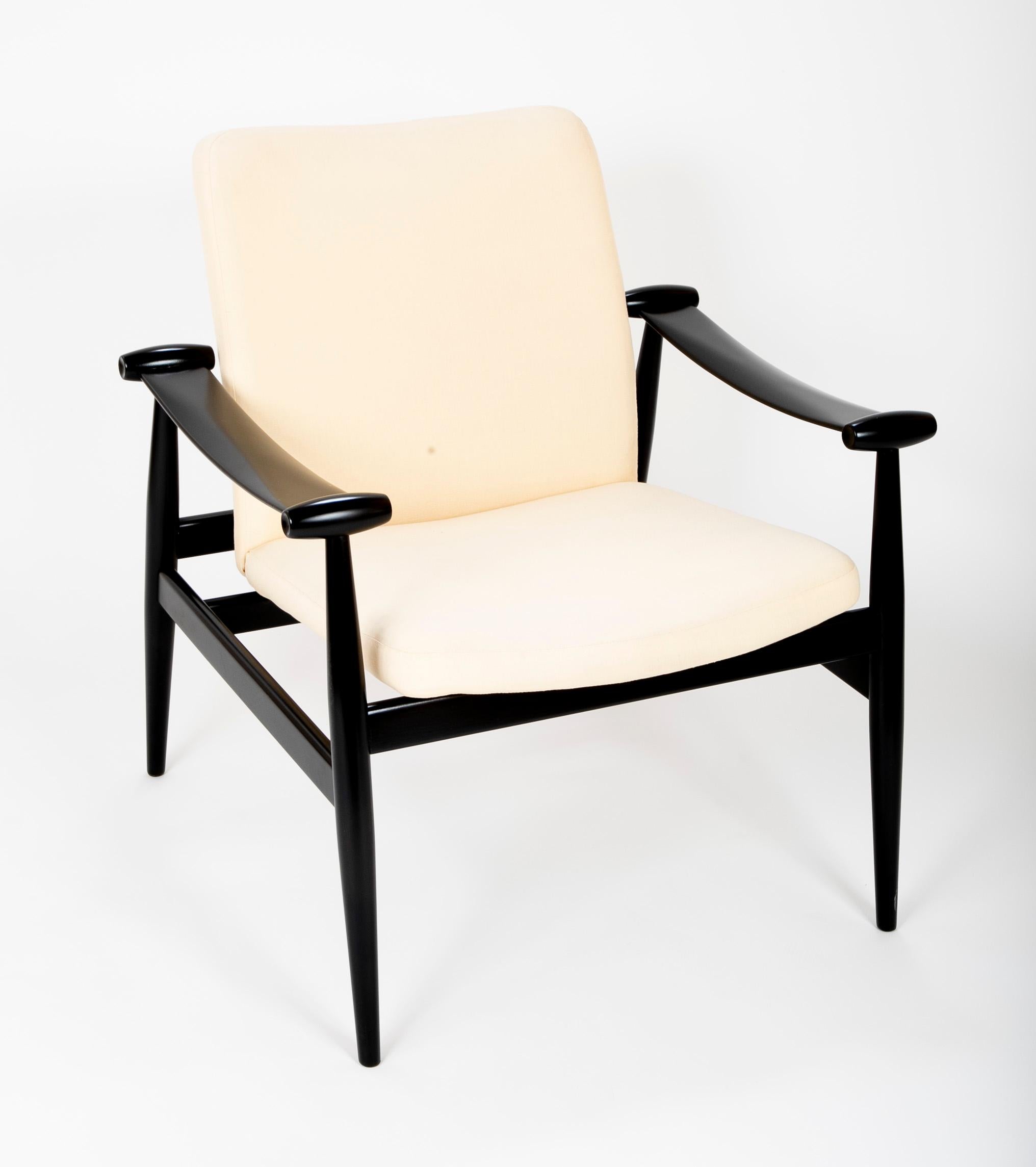 Une chaise France and Sons conçue par Finn Juhl. Connu sous le nom de 