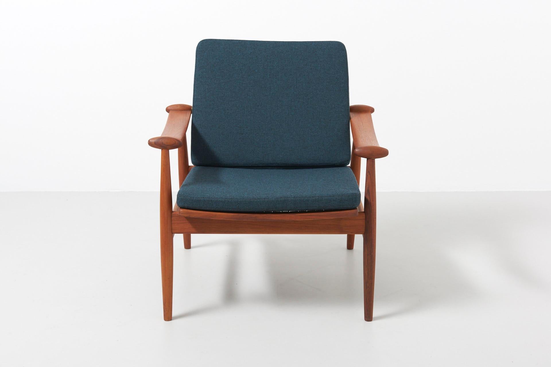 An easy chair in teak with loose cushions, reupholstered in petrol blue wool fabric. Model FD 133, also known as 'Spade chair'. Design by Finn Juhl in 1954. Made by France and Son in Denmark. Excellent condition.

    