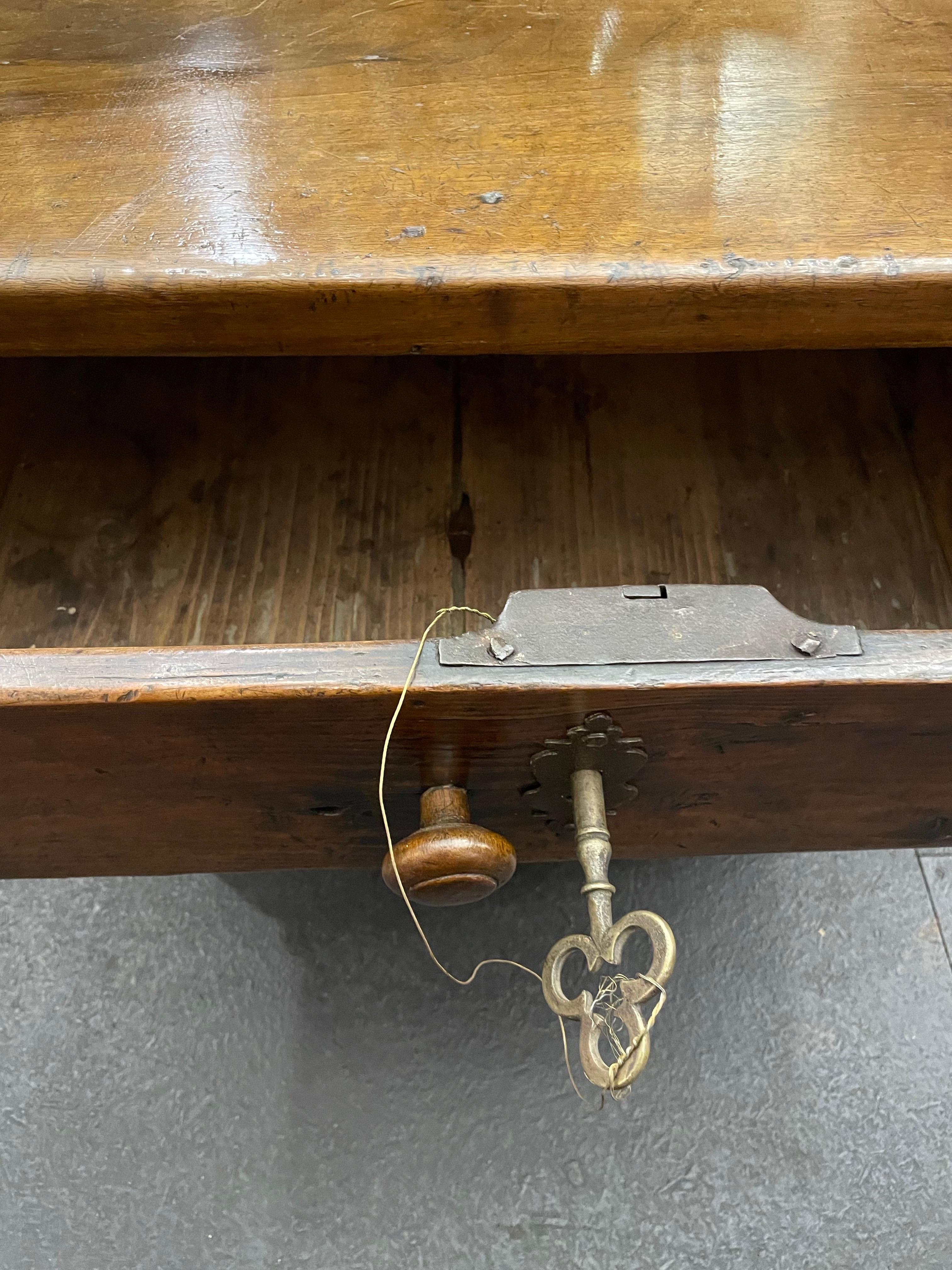 Table d'appoint espagnole de style 17ème siècle, 18ème siècle en vente 3