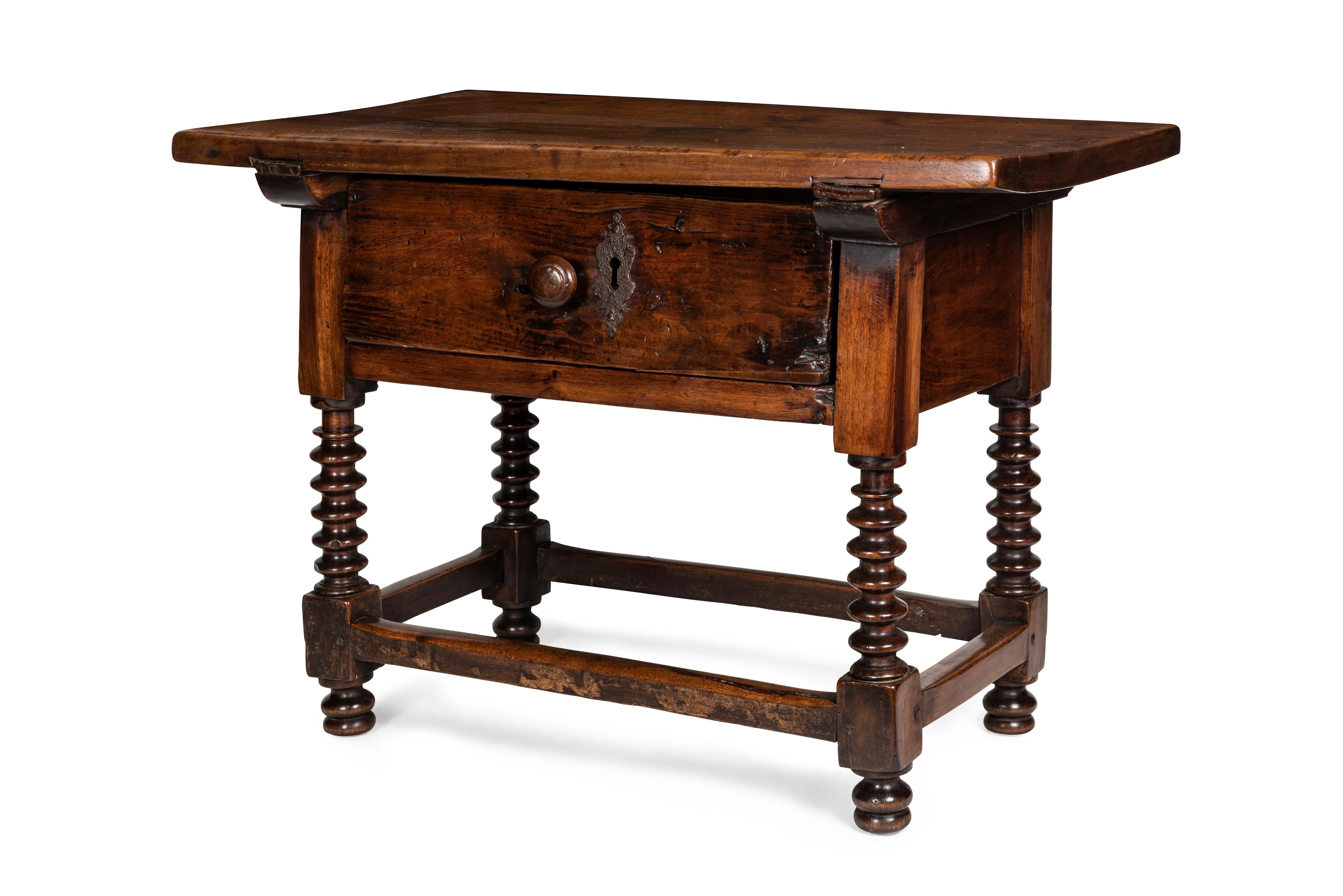 Table d'appoint espagnole de style 17ème siècle, 18ème siècle

Provenance :  
Collection privée de la Nouvelle-Galles du Sud.

Description :
Le plateau en planches chanfreinées est surmonté d'une frise avec un seul tiroir, centré par une poignée en