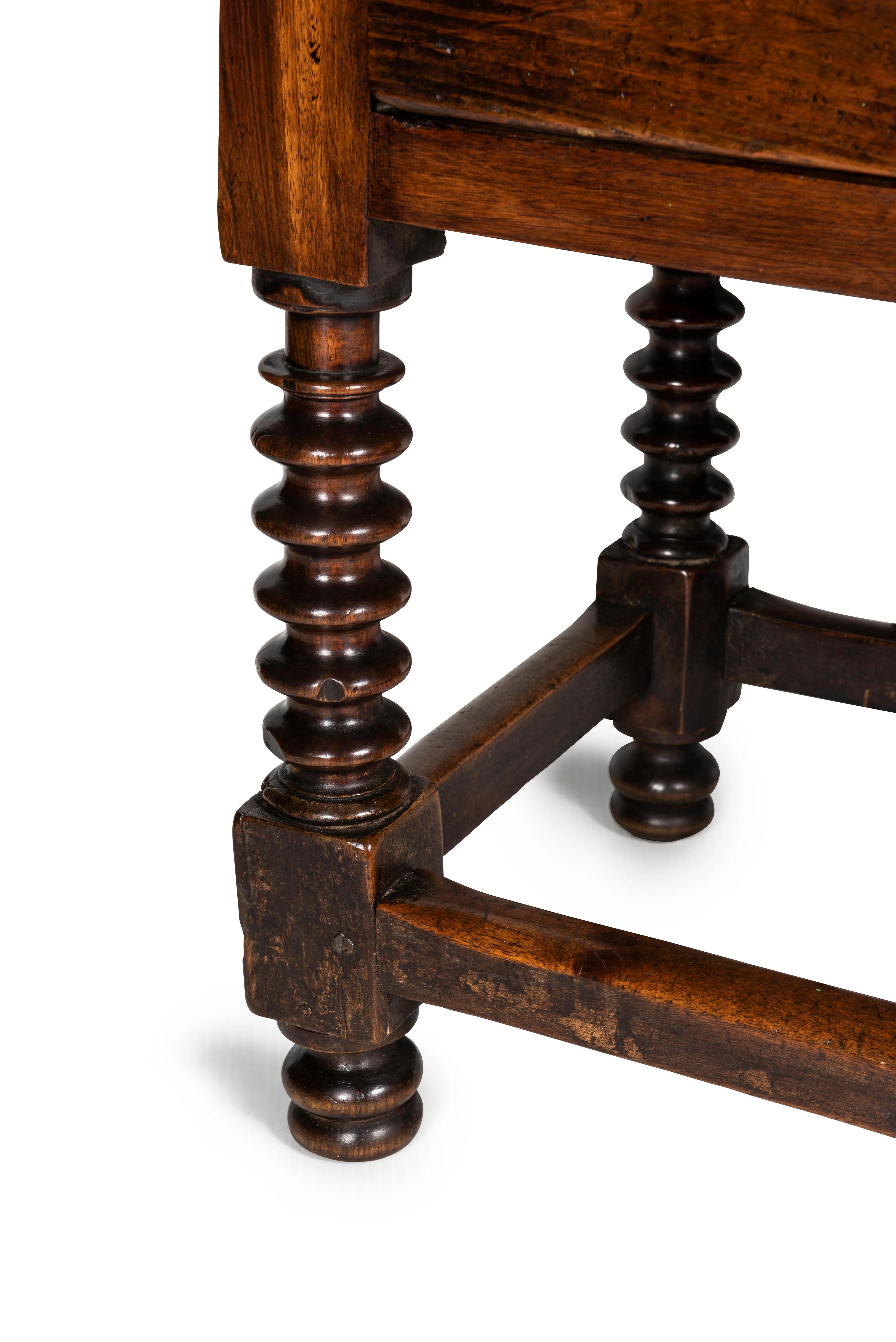 Espagnol Table d'appoint espagnole de style 17ème siècle, 18ème siècle en vente