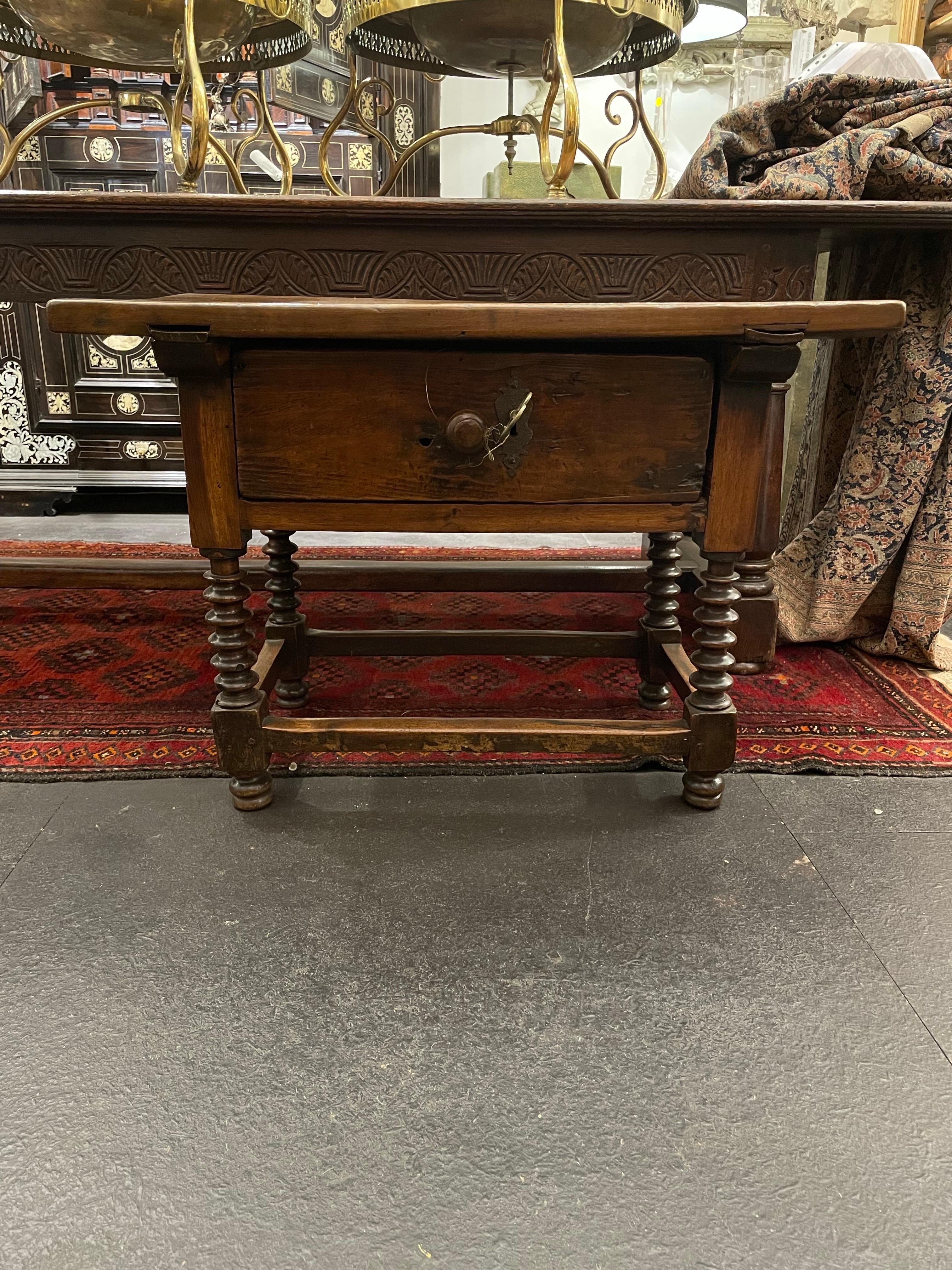 Sculpté à la main Table d'appoint espagnole de style 17ème siècle, 18ème siècle en vente