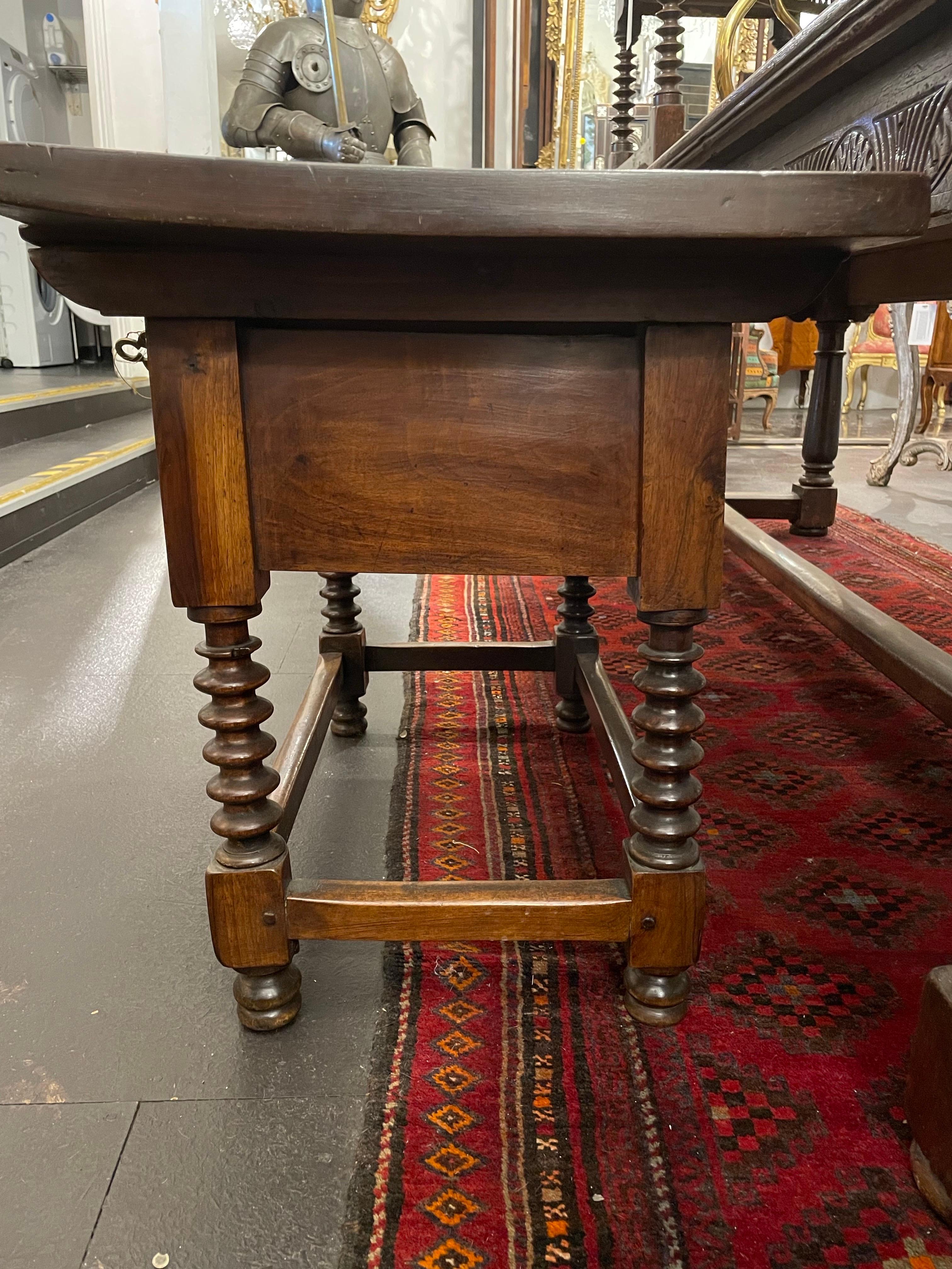 Noyer Table d'appoint espagnole de style 17ème siècle, 18ème siècle en vente