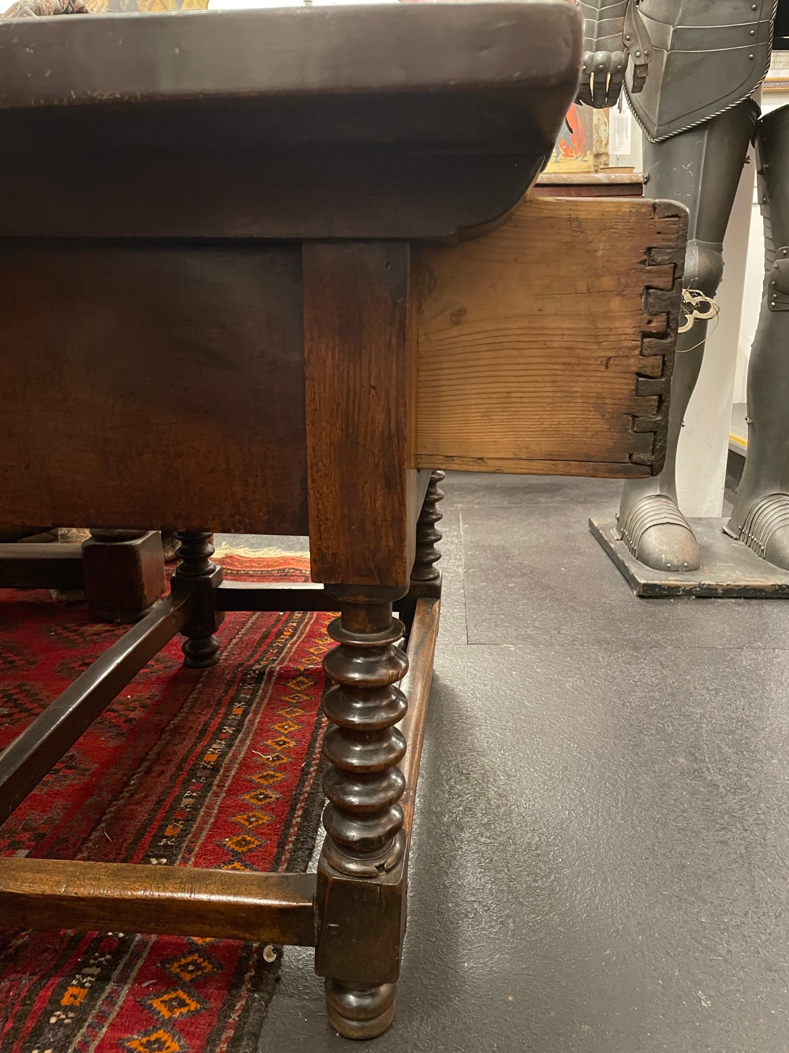 Table d'appoint espagnole de style 17ème siècle, 18ème siècle en vente 1