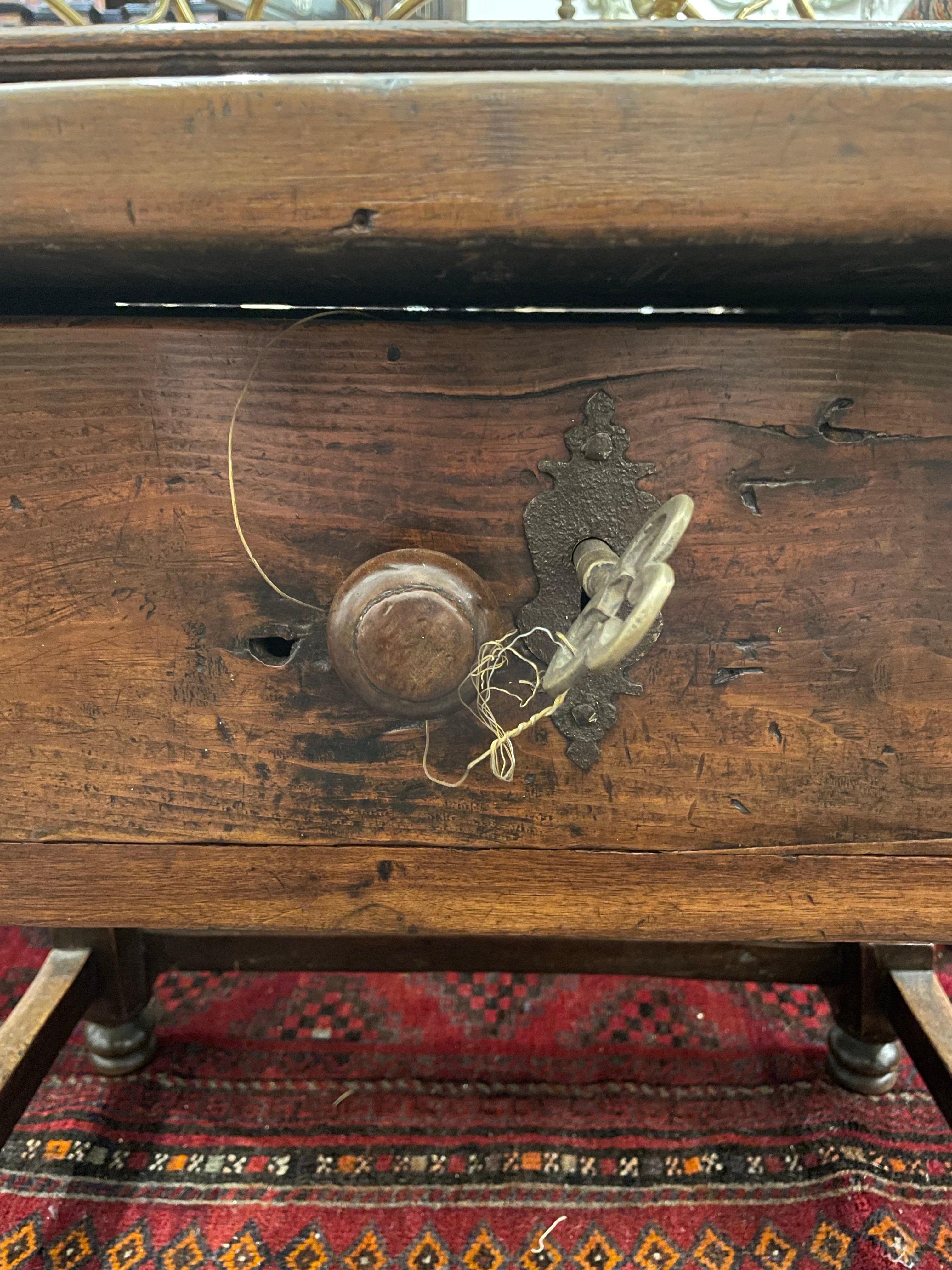 Table d'appoint espagnole de style 17ème siècle, 18ème siècle en vente 2