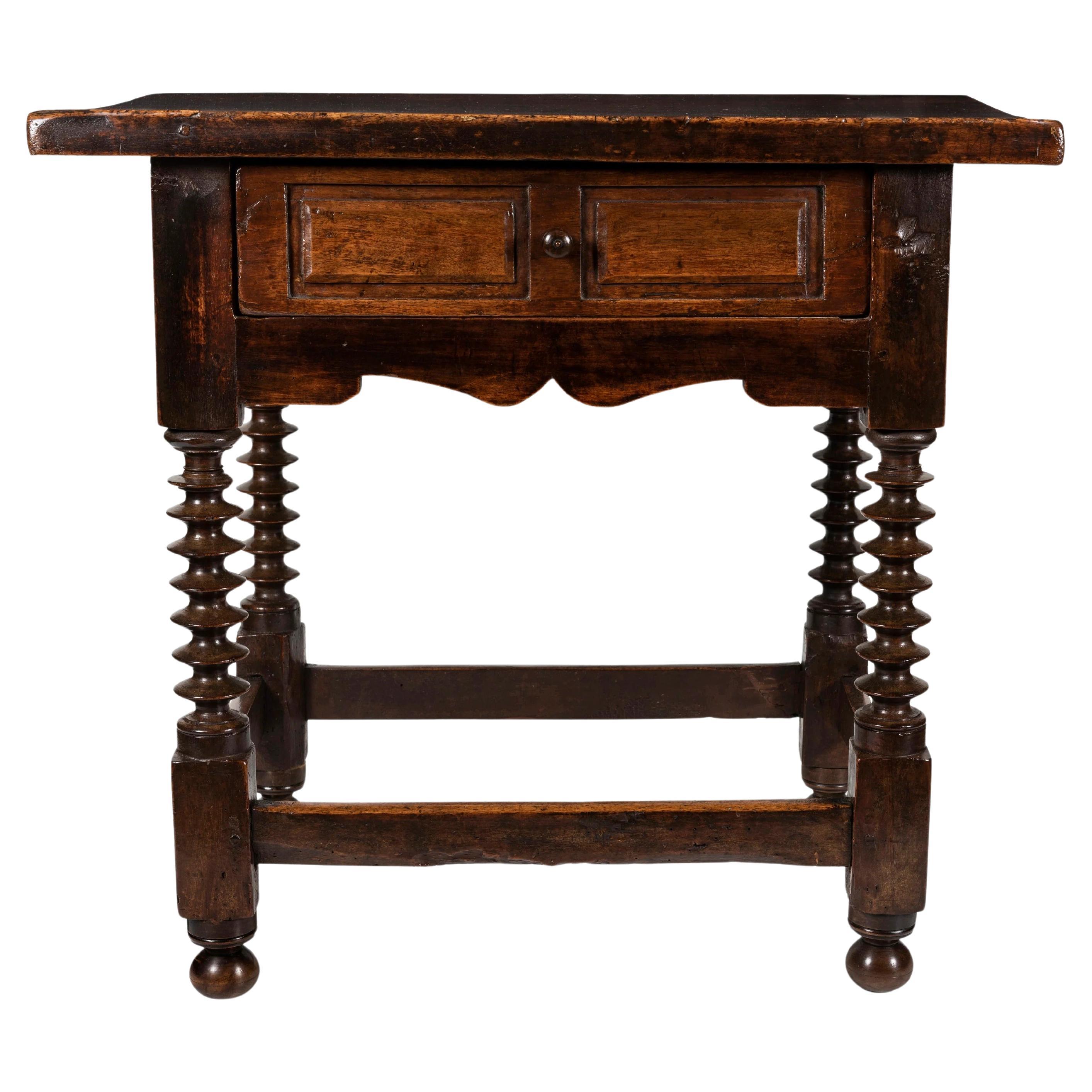 Mesa auxiliar española de nogal estilo siglo XVII, S. XIX
