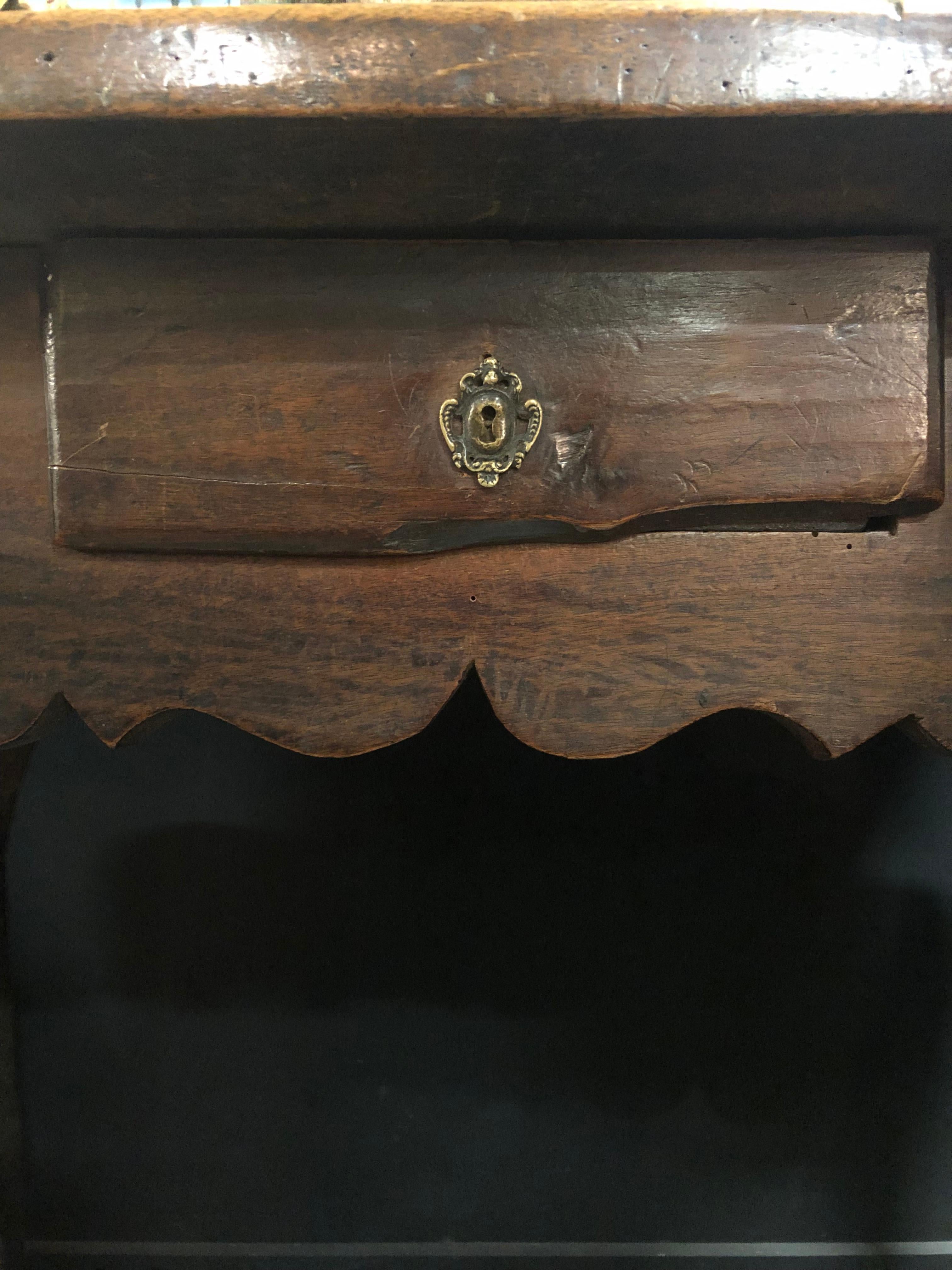 A Spanish 18th Century Walnut Side Table In Good Condition For Sale In Armadale, Victoria