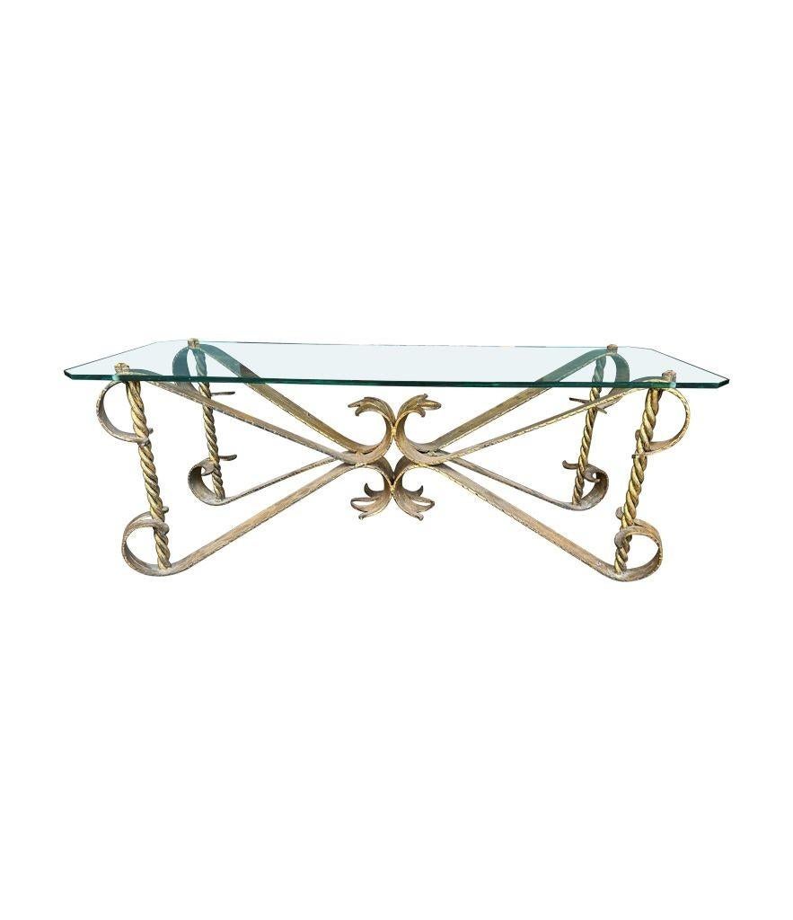 Table basse espagnole des années 1950 en fer forgé doré avec plateau en verre épais en vente 6