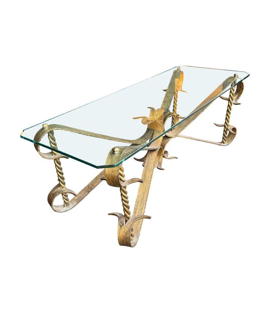 Espagnol Table basse espagnole des années 1950 en fer forgé doré avec plateau en verre épais en vente