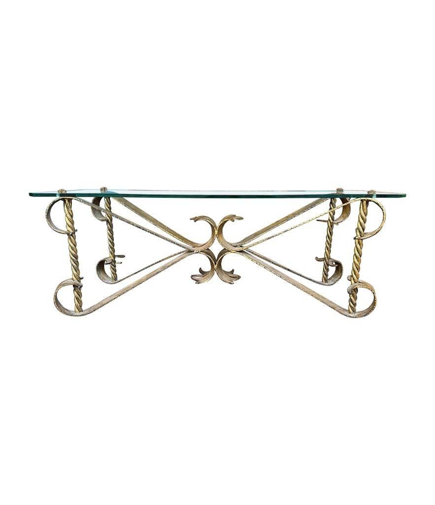 Table basse espagnole des années 1950 en fer forgé doré avec plateau en verre épais Bon état - En vente à London, GB