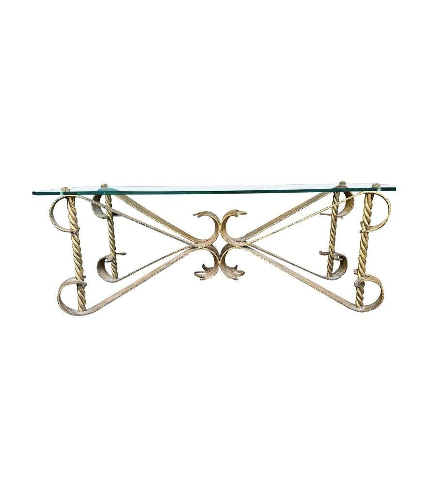 Verre Table basse espagnole des années 1950 en fer forgé doré avec plateau en verre épais en vente