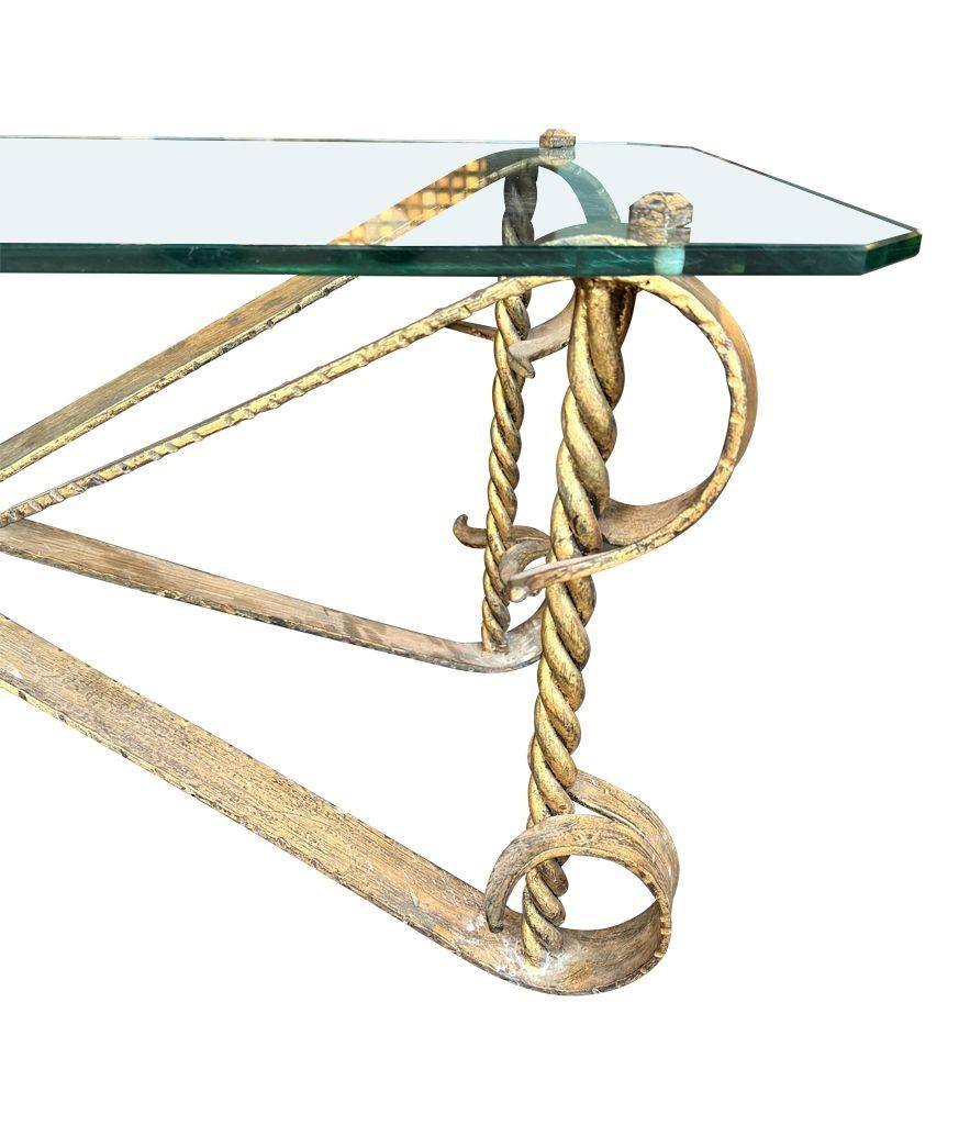 Table basse espagnole des années 1950 en fer forgé doré avec plateau en verre épais en vente 2