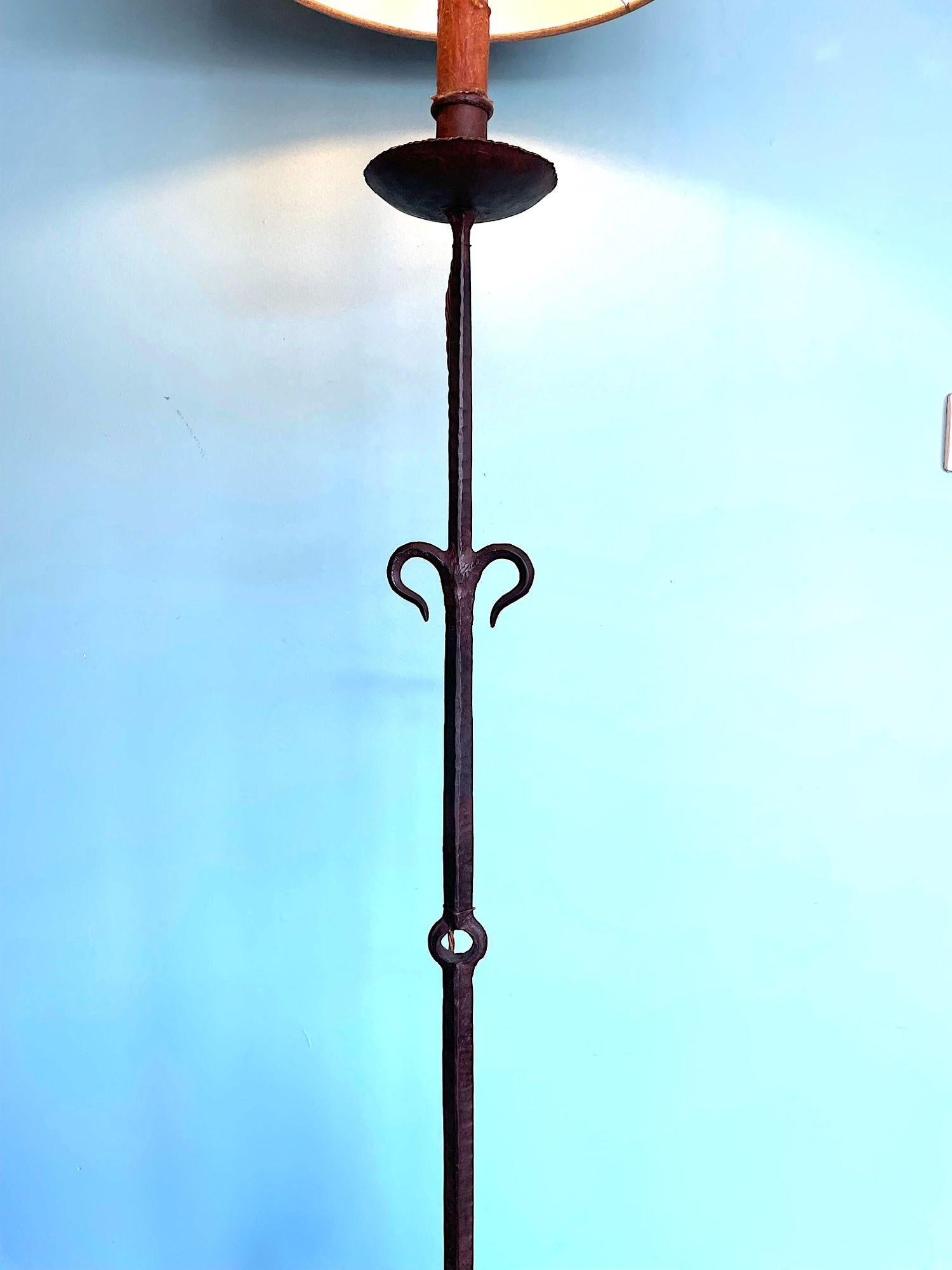 Hammered A Spanish 1950s wrought iron floor lamp For Sale