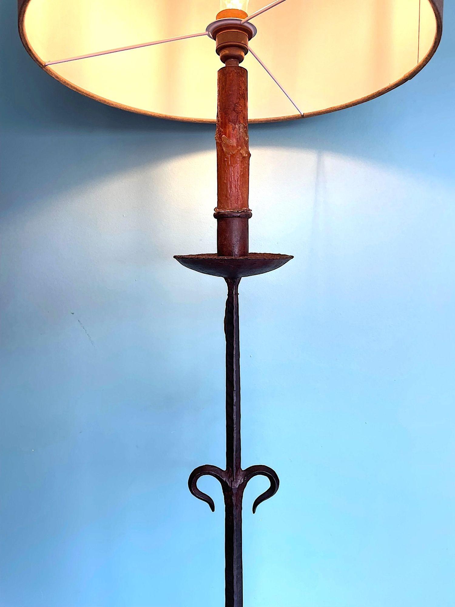 Mid-20th Century A Spanish 1950s wrought iron floor lamp For Sale