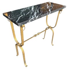Console espagnole des années 1950 en fer forgé doré avec plateau en marbre Nero Marquina