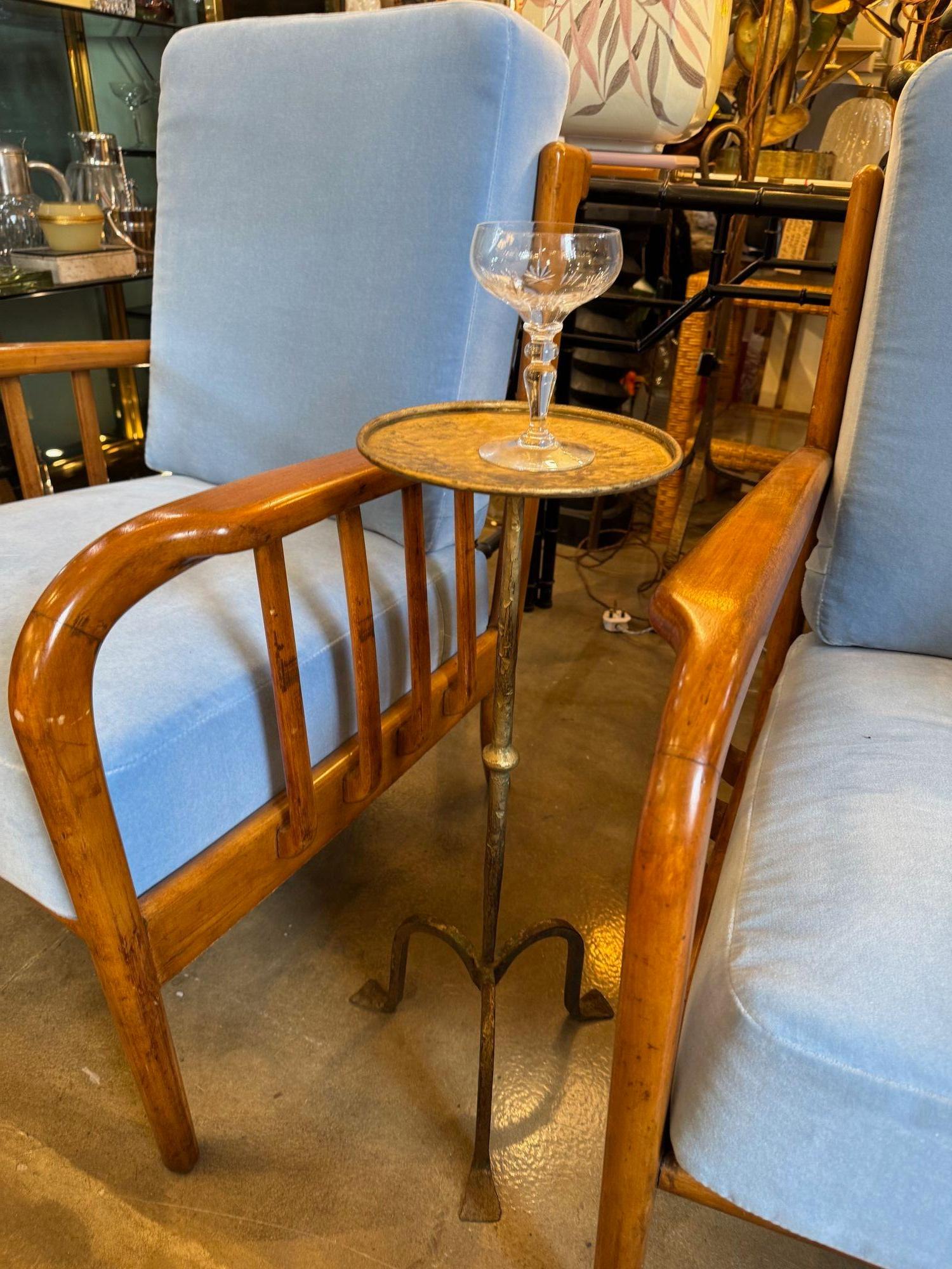 Un tavolo da martini spagnolo degli anni '50 in ferro battuto e dorato con gambo in ferro martellato su tre gambe e piano con dettagli martellati. Il diametro del piano è di 21 cm.