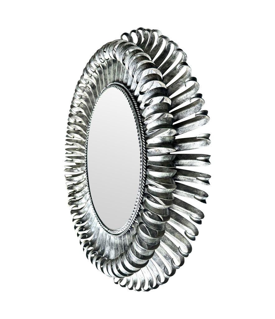 A Silver 1960, miroir à cils ovale en métal argenté pour portrait ou paysage. en vente 5