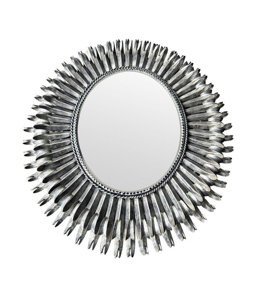 Espagnol A Silver 1960, miroir à cils ovale en métal argenté pour portrait ou paysage. en vente