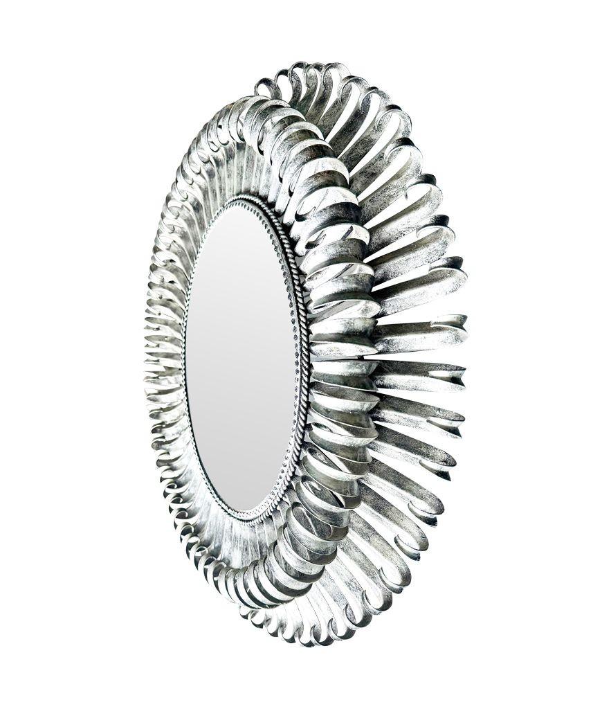 Milieu du XXe siècle A Silver 1960, miroir à cils ovale en métal argenté pour portrait ou paysage. en vente