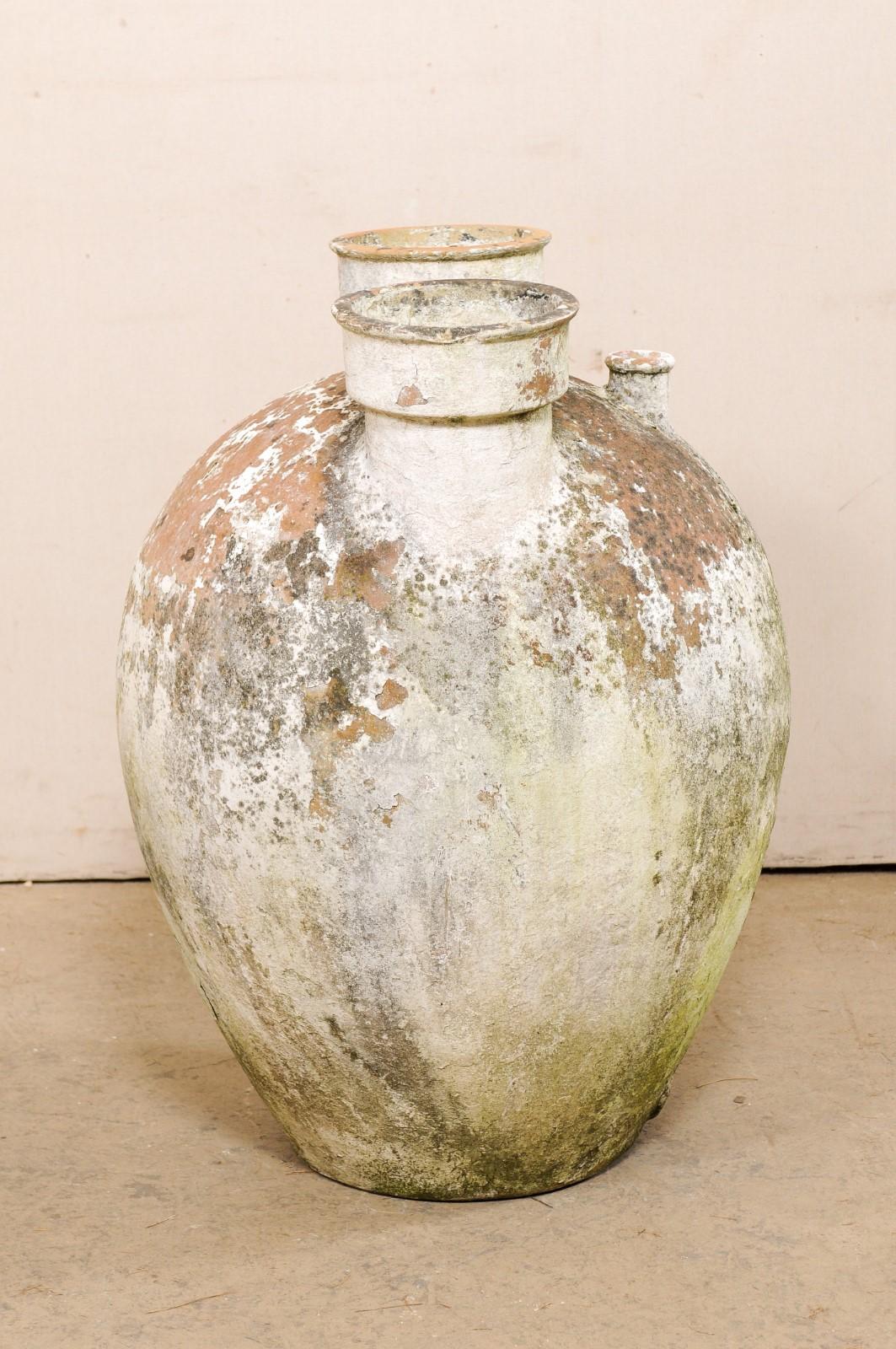 Vase en argile espagnol ancien de grande taille avec une fabuleuse patine Bon état - En vente à Atlanta, GA