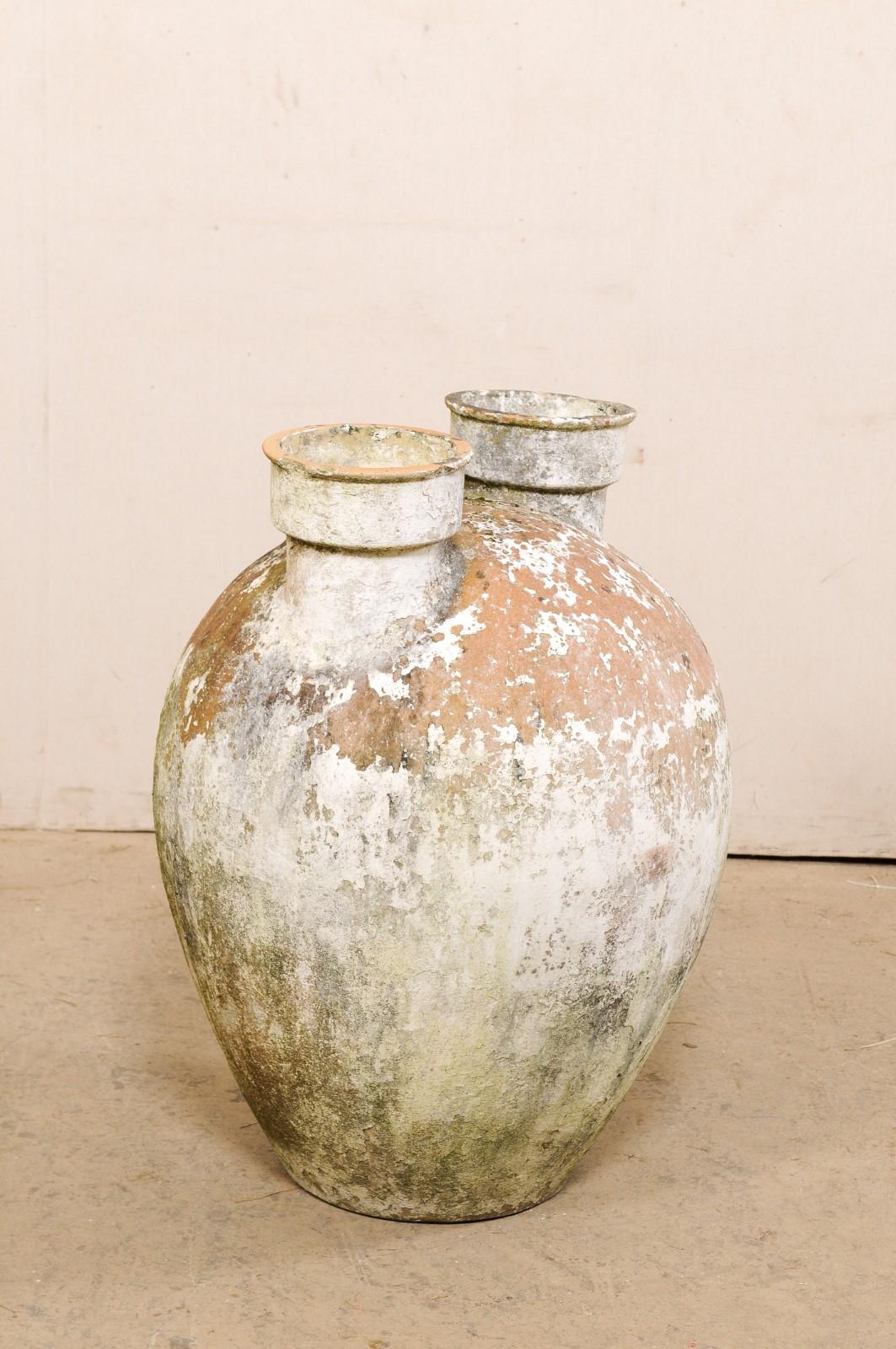 Vase en argile espagnol ancien de grande taille avec une fabuleuse patine en vente 2