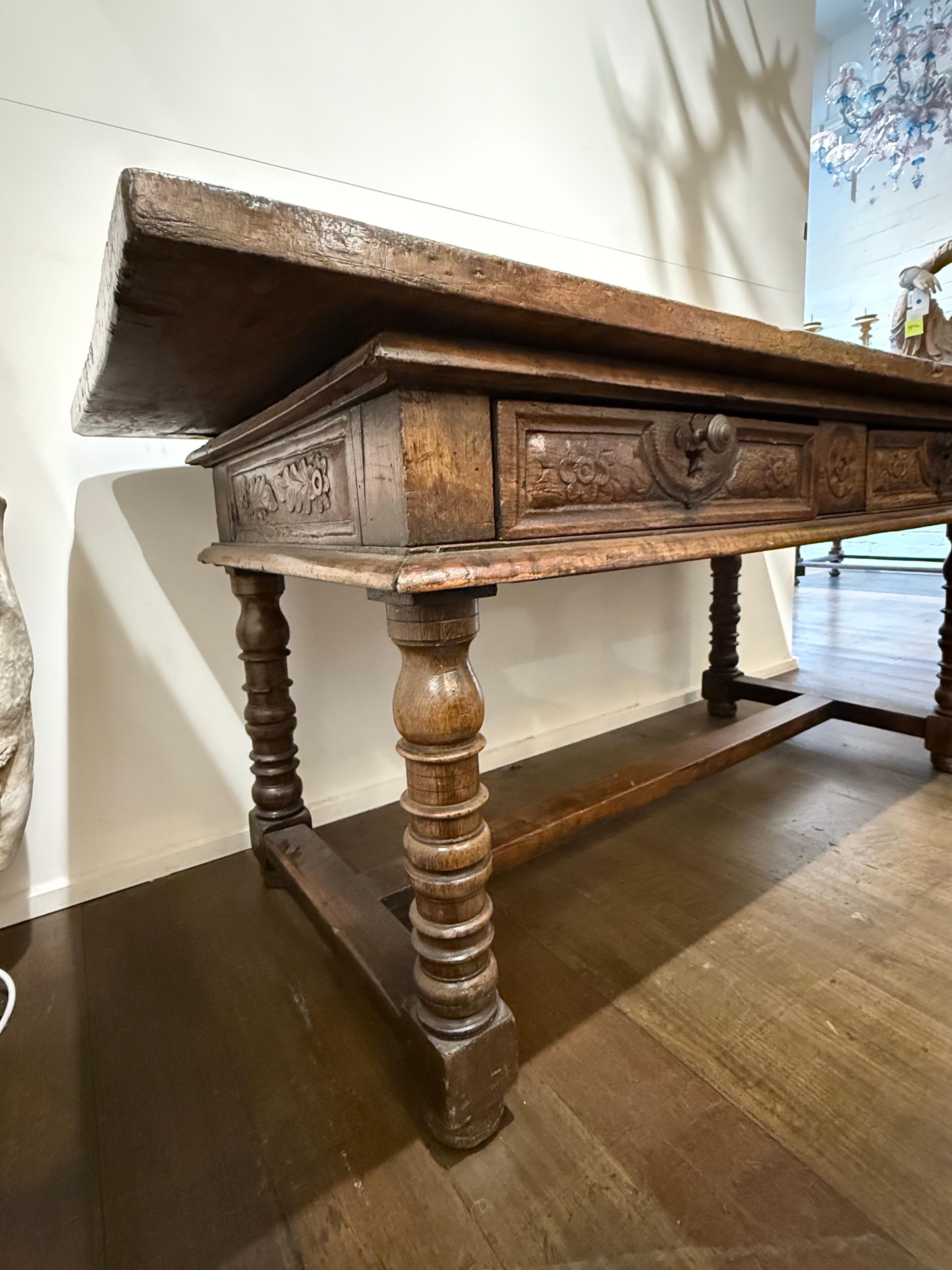 A Spanish Baroque Style Walnut Side Table, 18th Century en vente 3