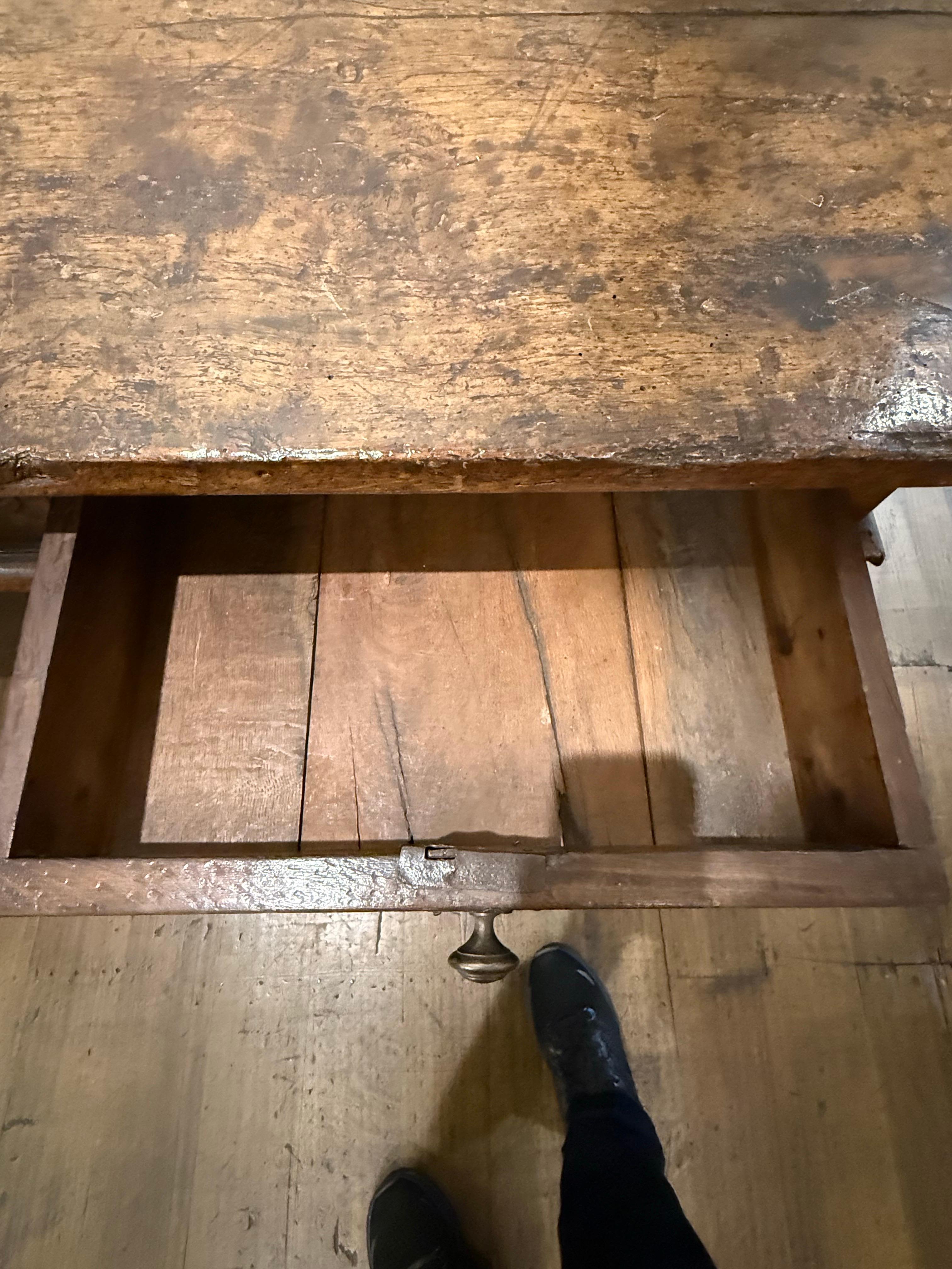 A Spanish Baroque Style Walnut Side Table, 18th Century en vente 4