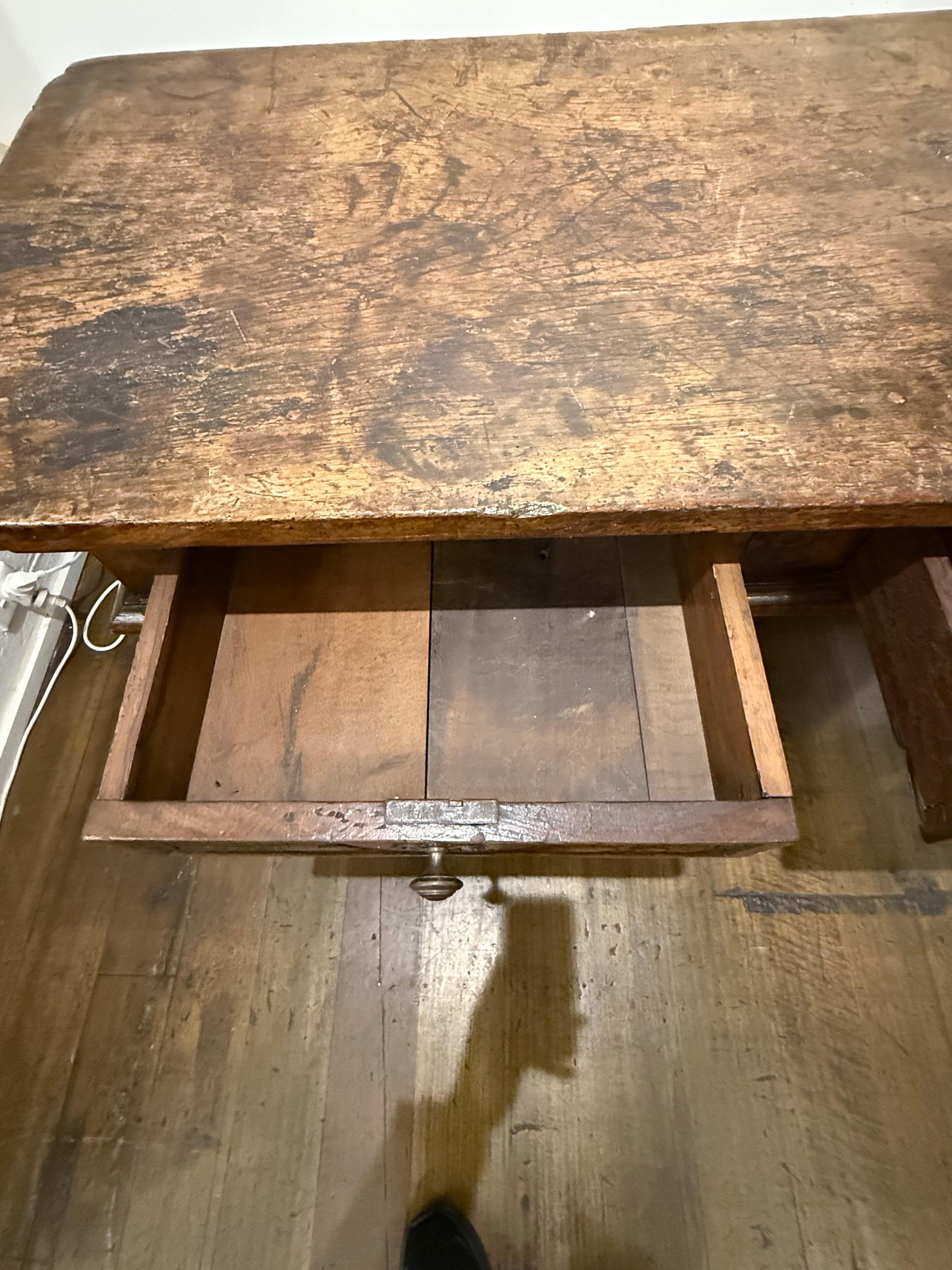 A Spanish Baroque Style Walnut Side Table, 18th Century en vente 5
