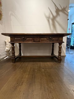 Tavolino in noce in stile barocco spagnolo, XVIII secolo