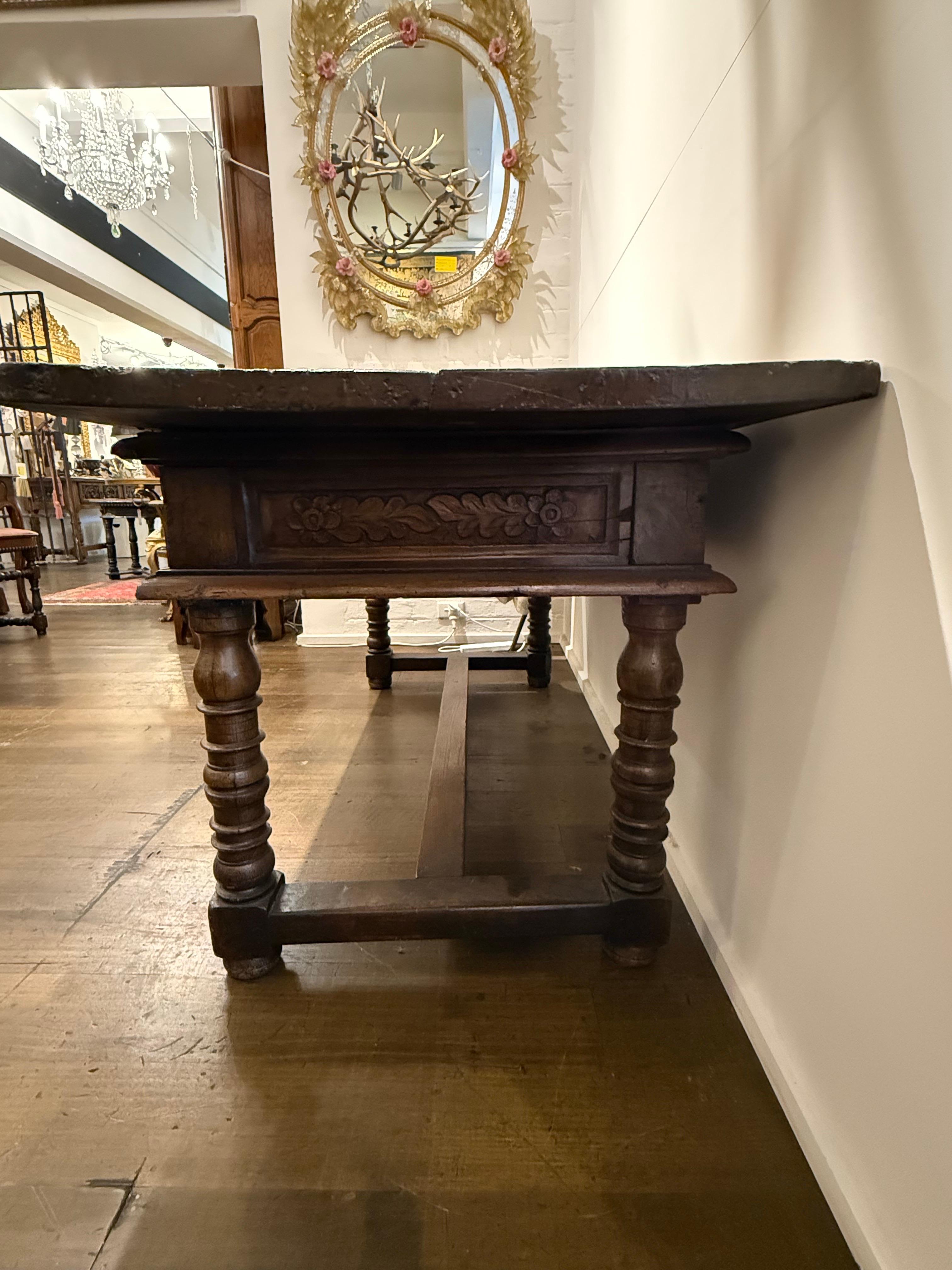Espagnol A Spanish Baroque Style Walnut Side Table, 18th Century en vente