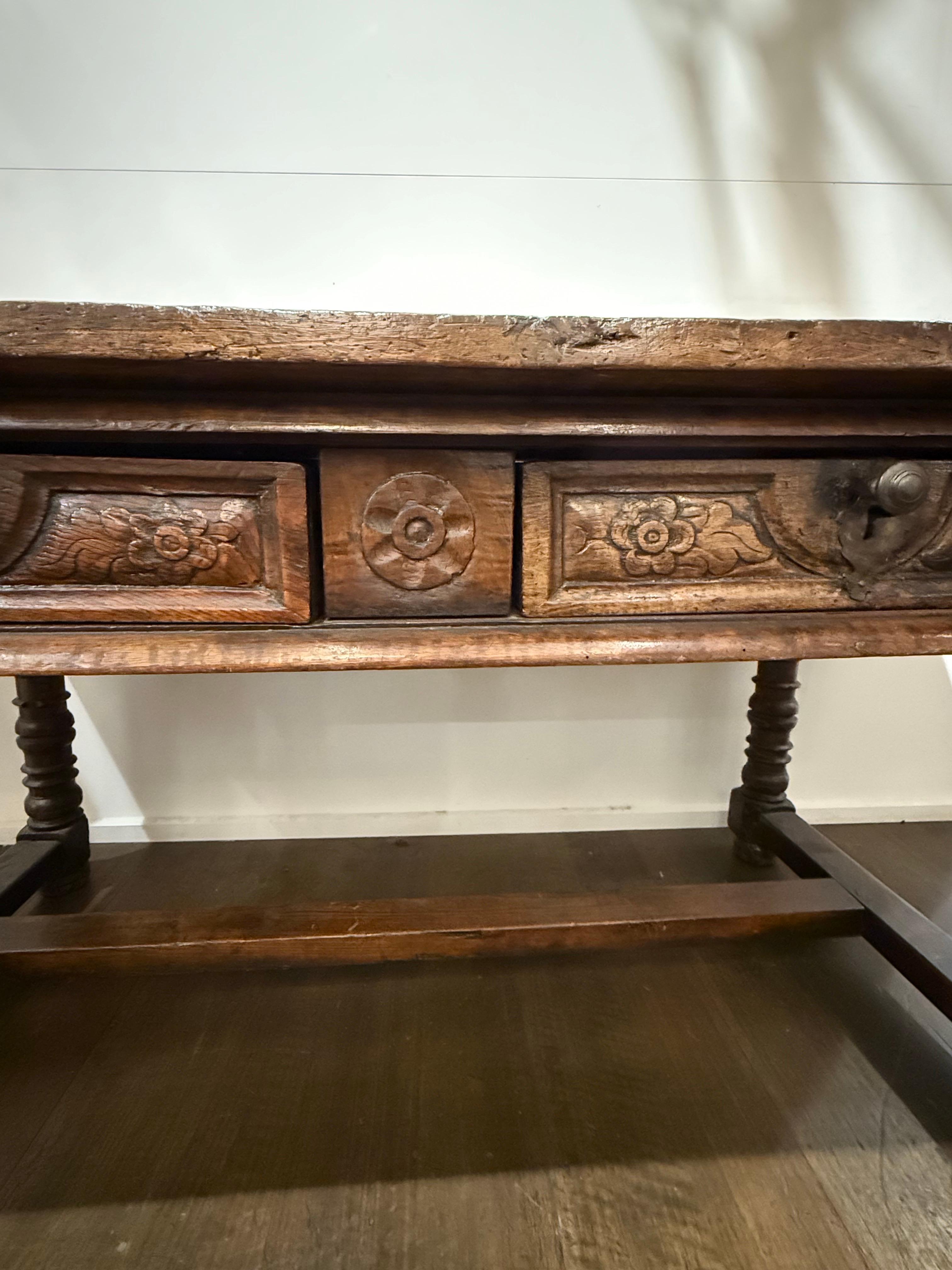 Sculpté à la main A Spanish Baroque Style Walnut Side Table, 18th Century en vente