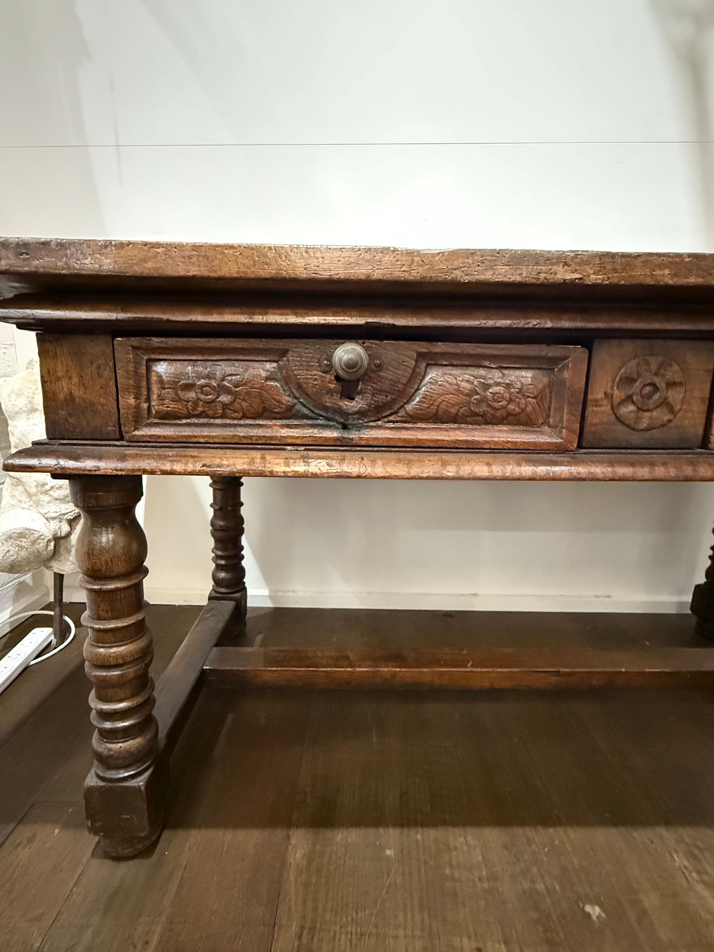 A Spanish Baroque Style Walnut Side Table, 18th Century Bon état - En vente à ARMADALE, VIC