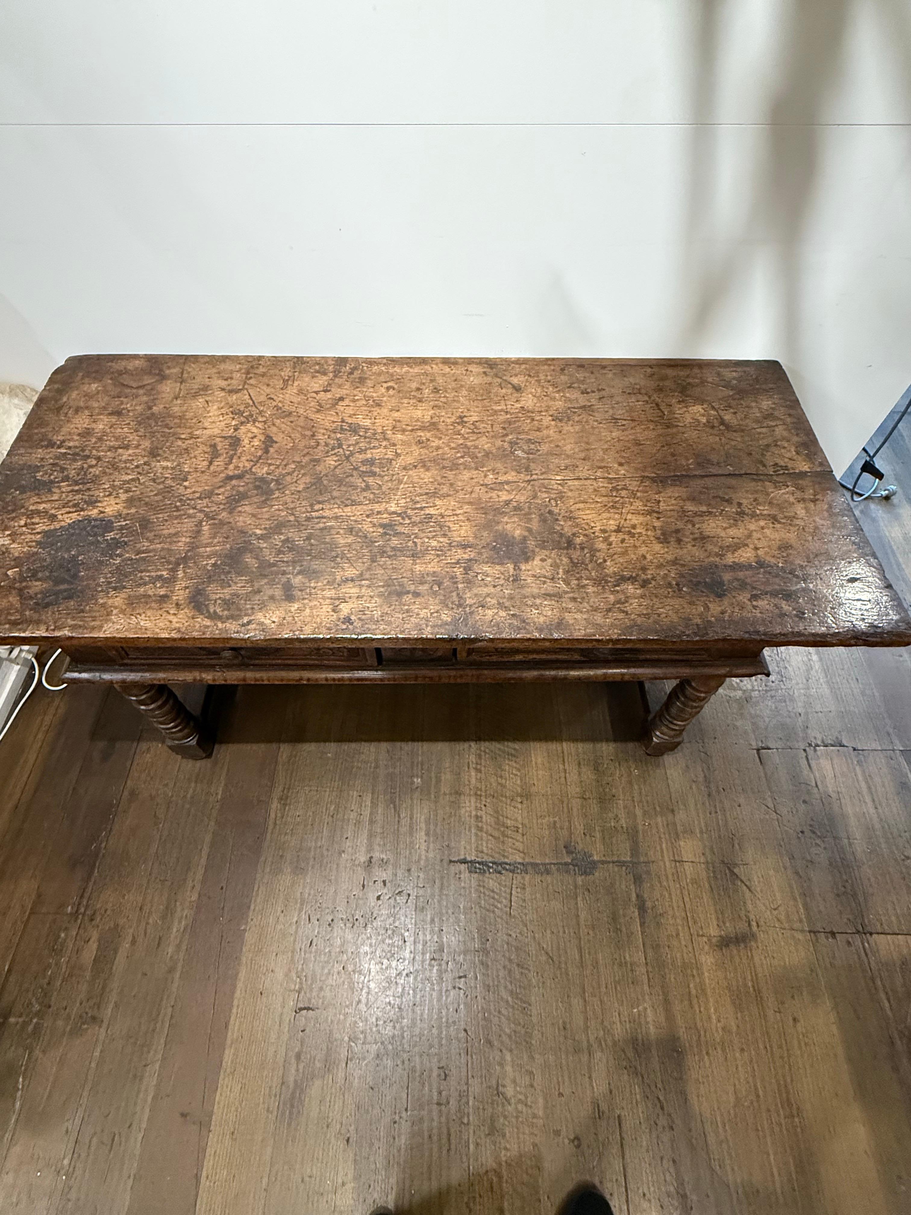 Noyer A Spanish Baroque Style Walnut Side Table, 18th Century en vente
