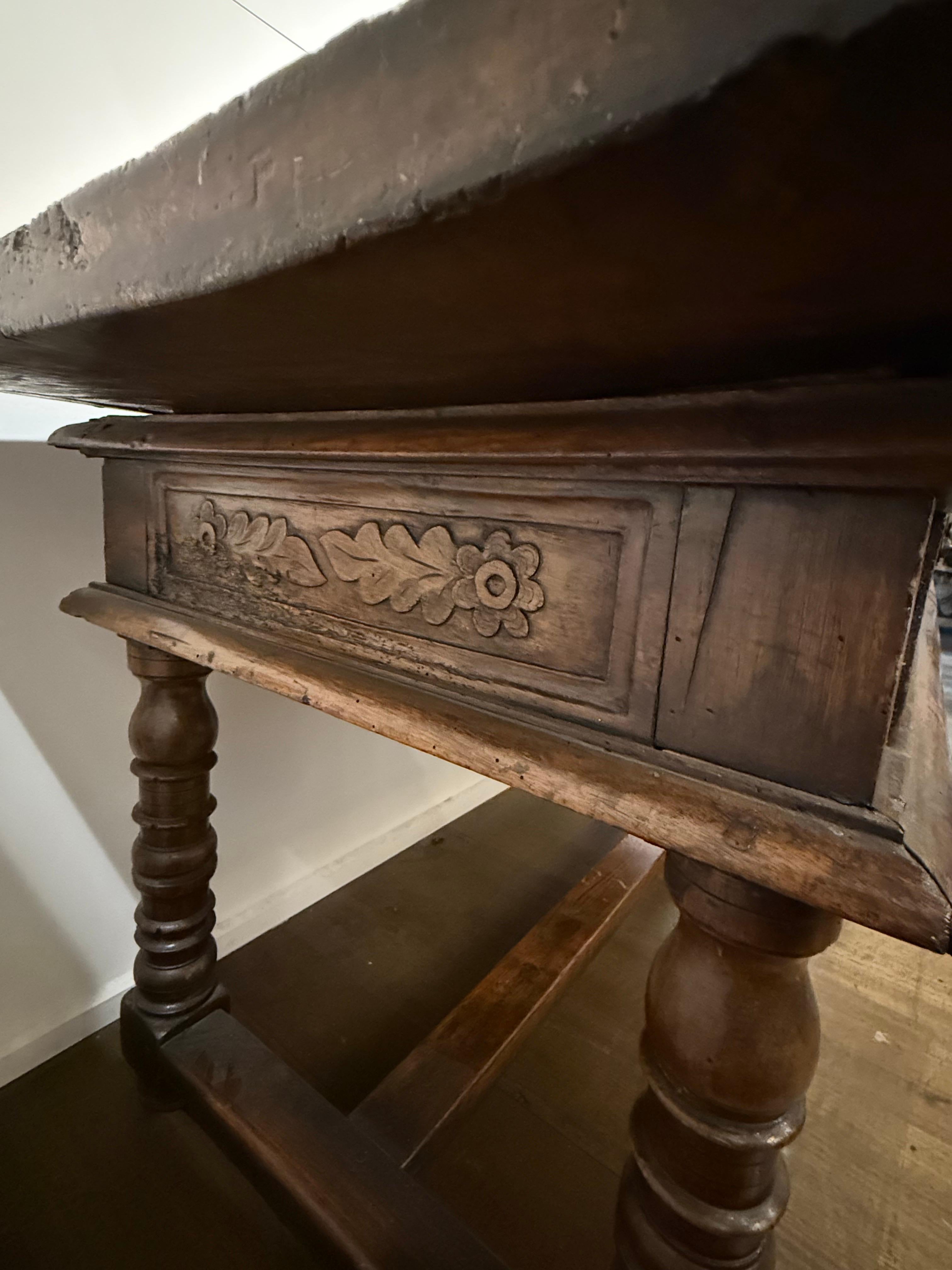 A Spanish Baroque Style Walnut Side Table, 18th Century en vente 1
