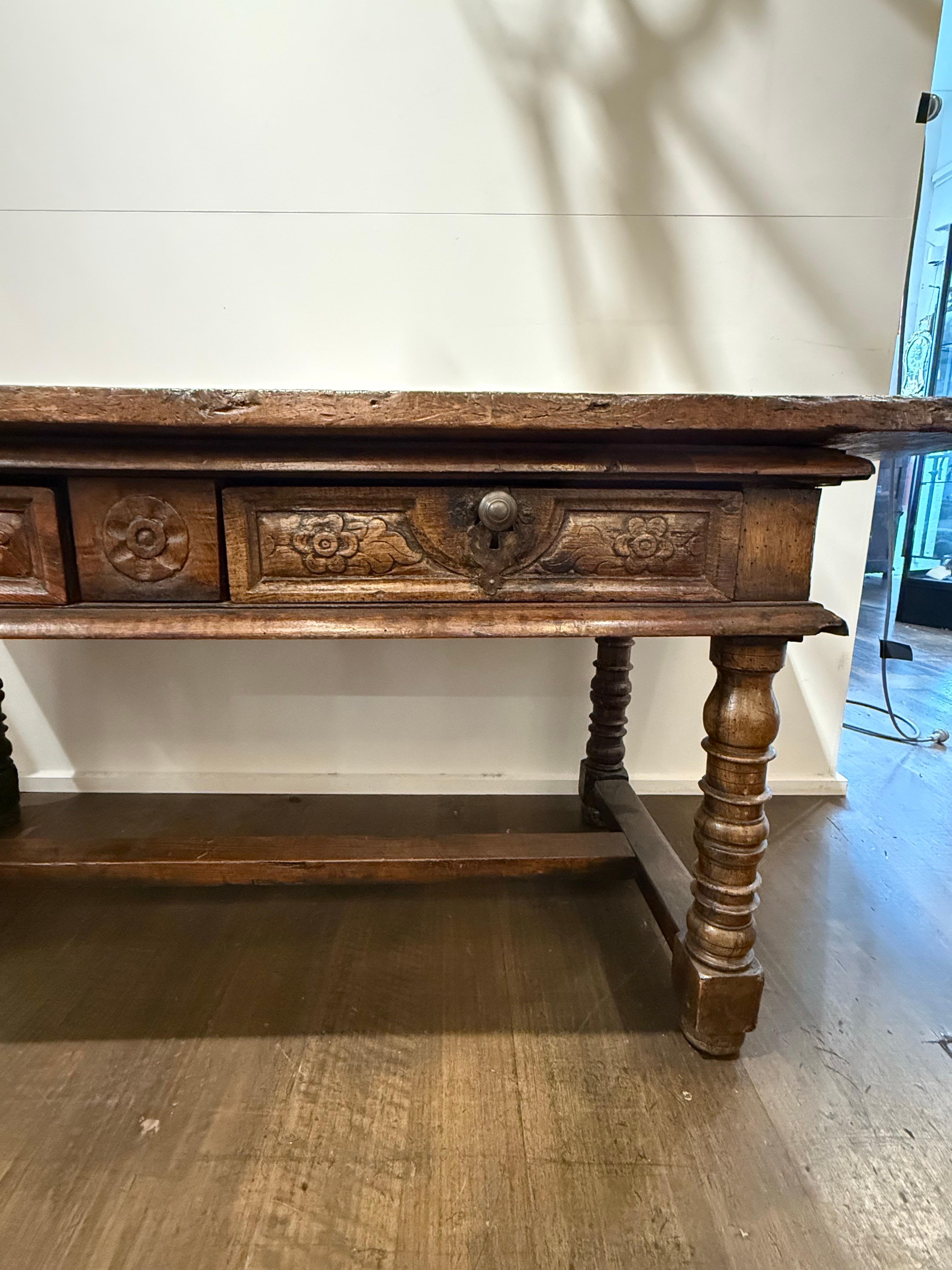 A Spanish Baroque Style Walnut Side Table, 18th Century en vente 2