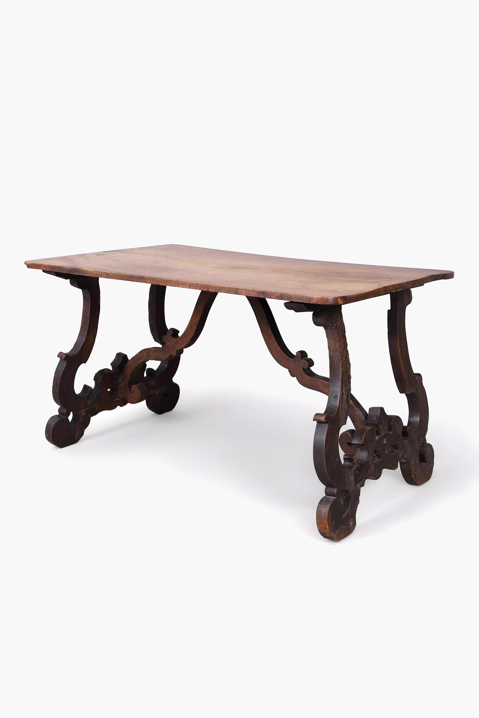 Table centrale en noyer espagnol du XVIIIe siècle aux dimensions imposantes.

Le plateau massif repose sur une base à tréteaux sculptée et chantournée de forme lyre typique.

Merveilleuse patine d'ensemble. Structurellement saine avec plusieurs