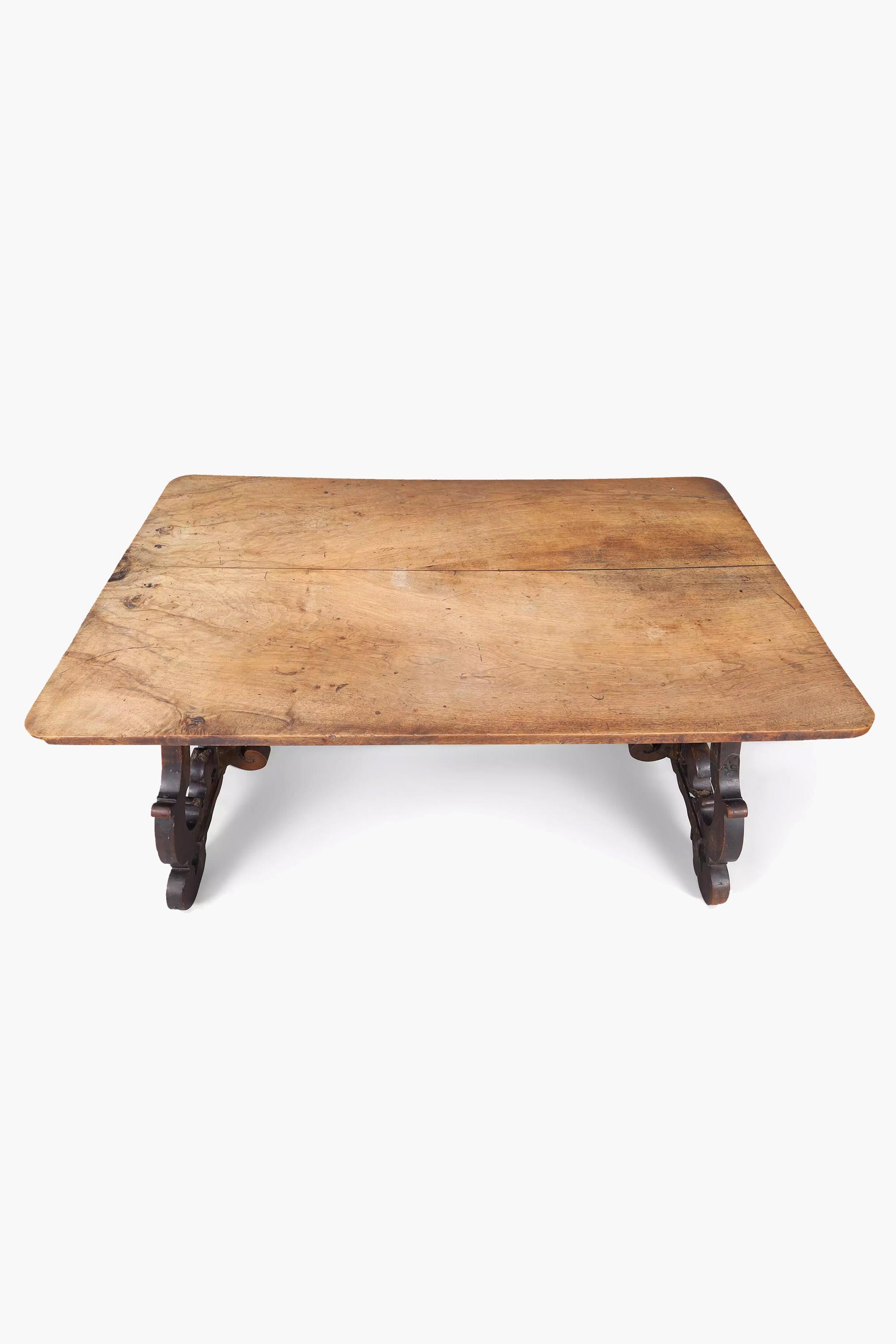 Espagnol Table de centre en noyer de style baroque espagnol, XVIIIe siècle en vente