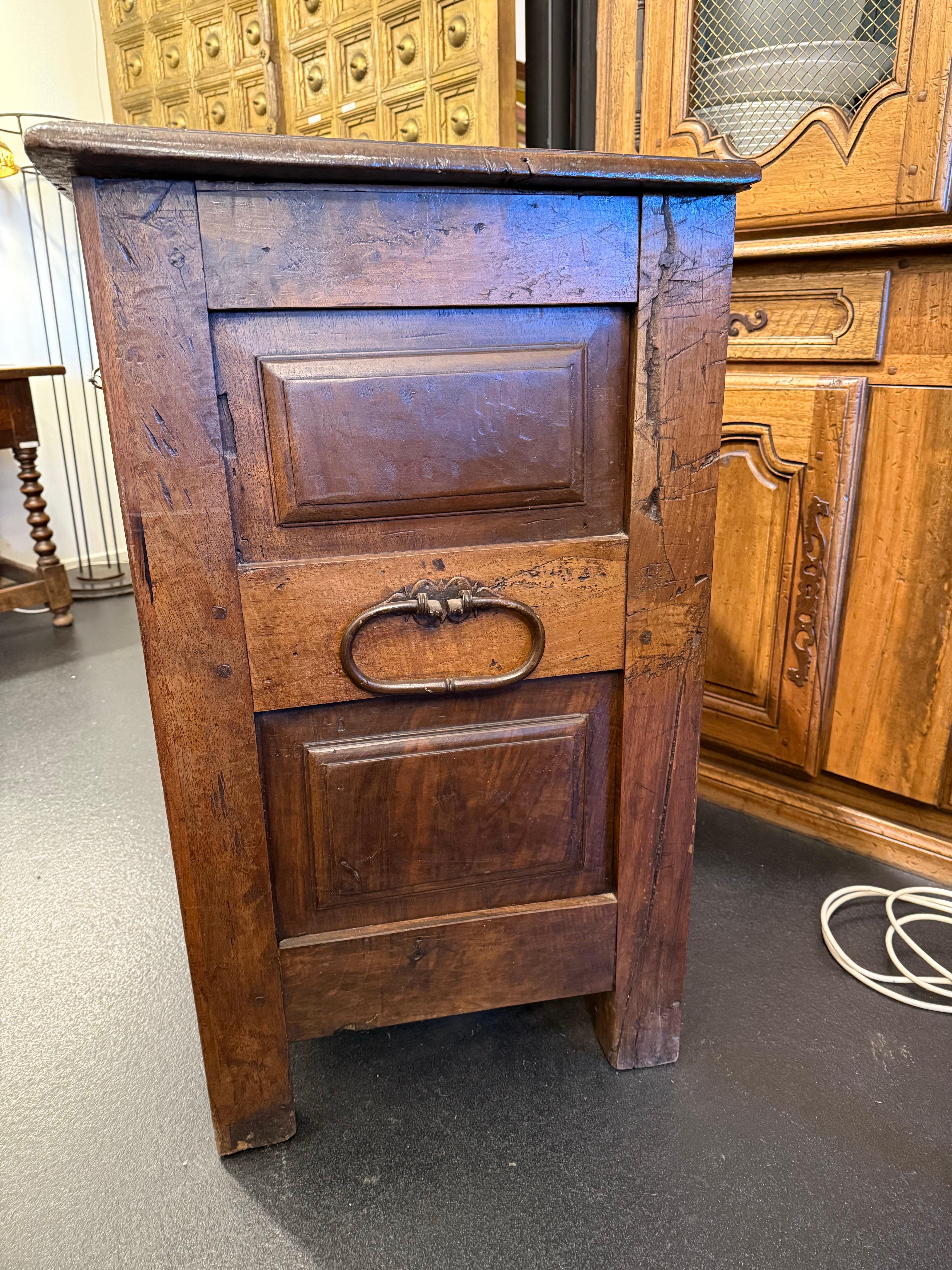A Spanish Carlos II Walnut Chest of Drawers, 17th Century In Good Condition For Sale In ARMADALE, VIC