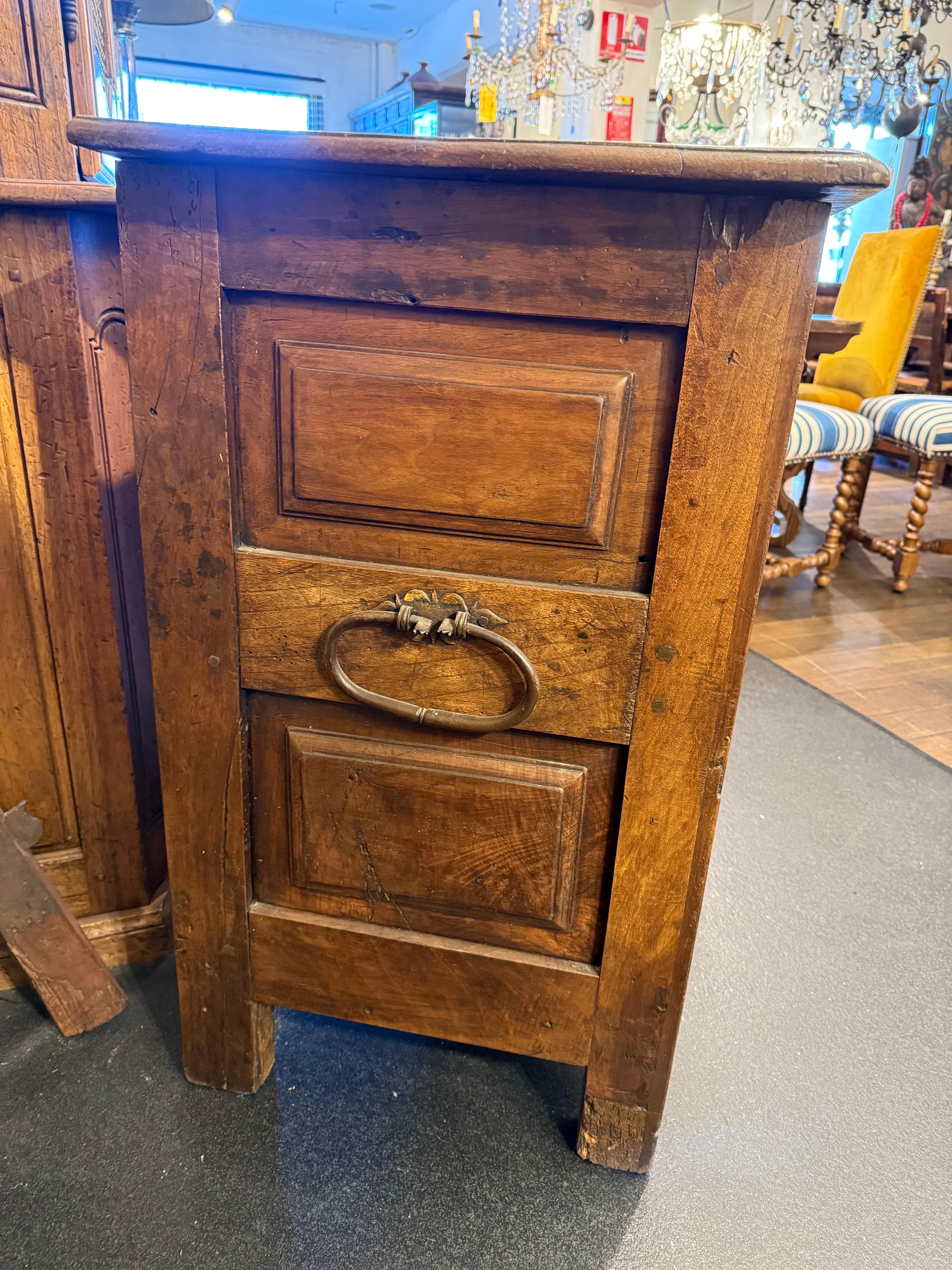 18th Century and Earlier A Spanish Carlos II Walnut Chest of Drawers, 17th Century For Sale