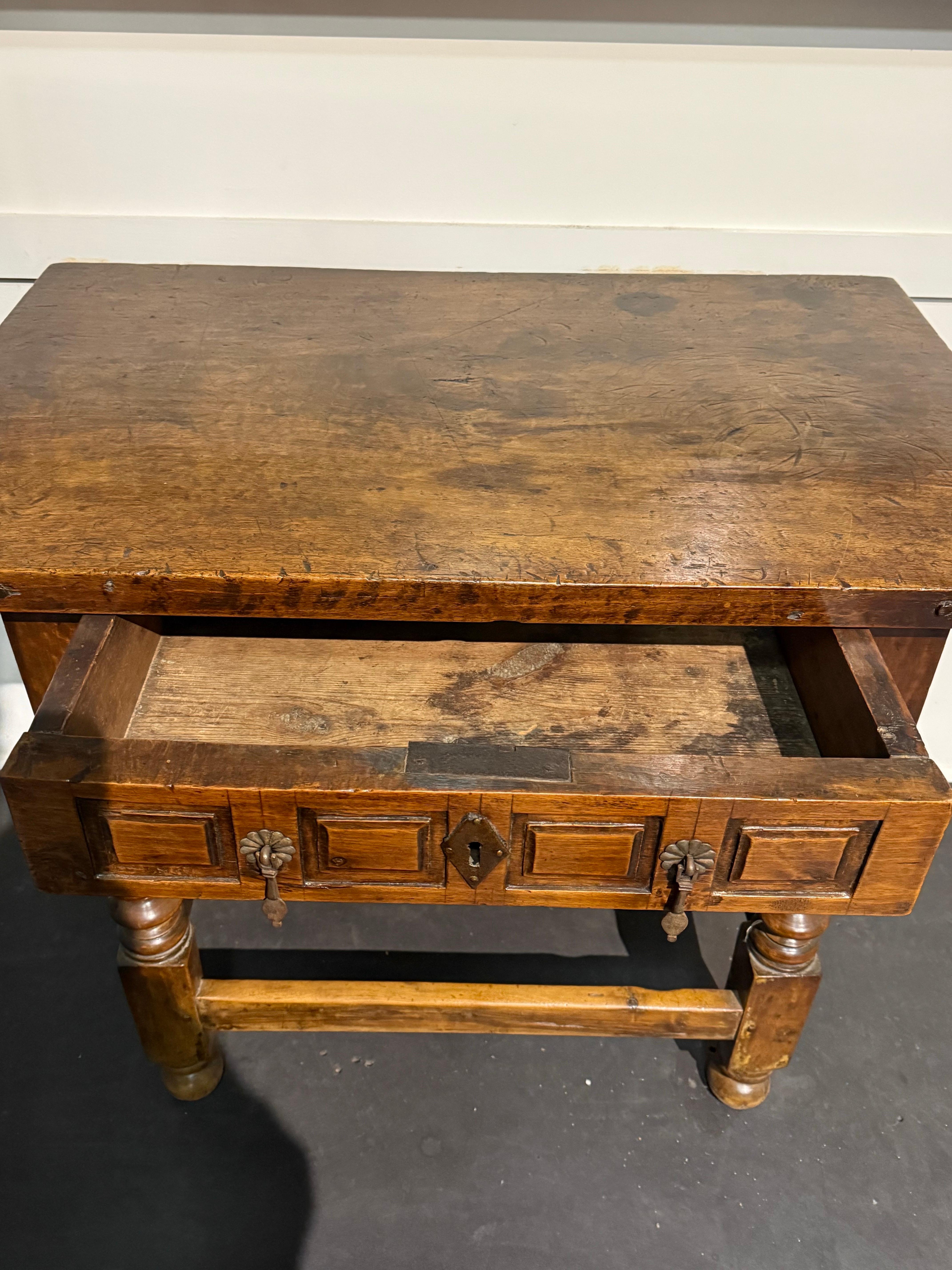 Mesa auxiliar española de nogal de Carlos II, siglo XVII en venta 4