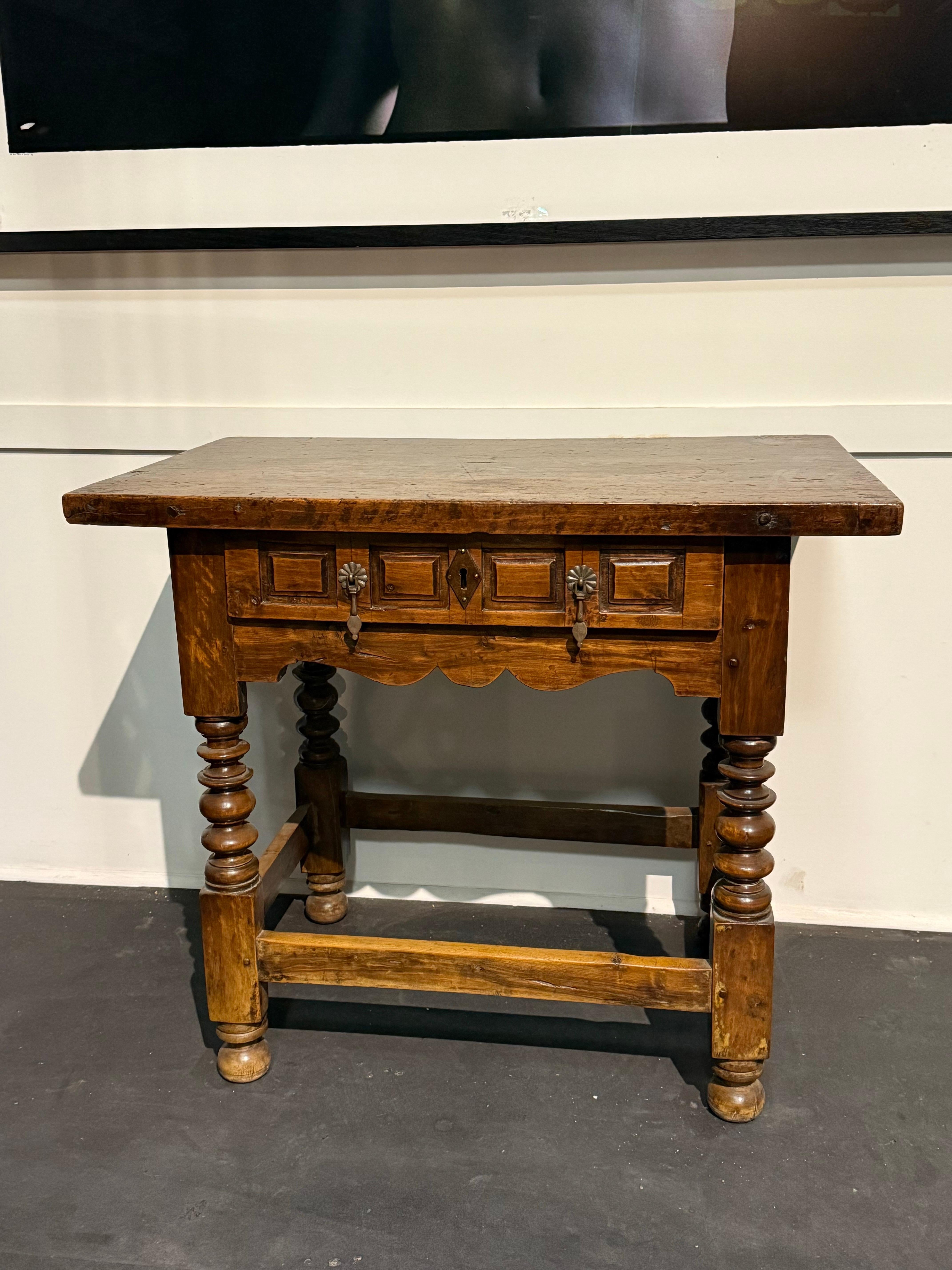 Mesa auxiliar española de nogal de Carlos II, siglo XVII Español en venta