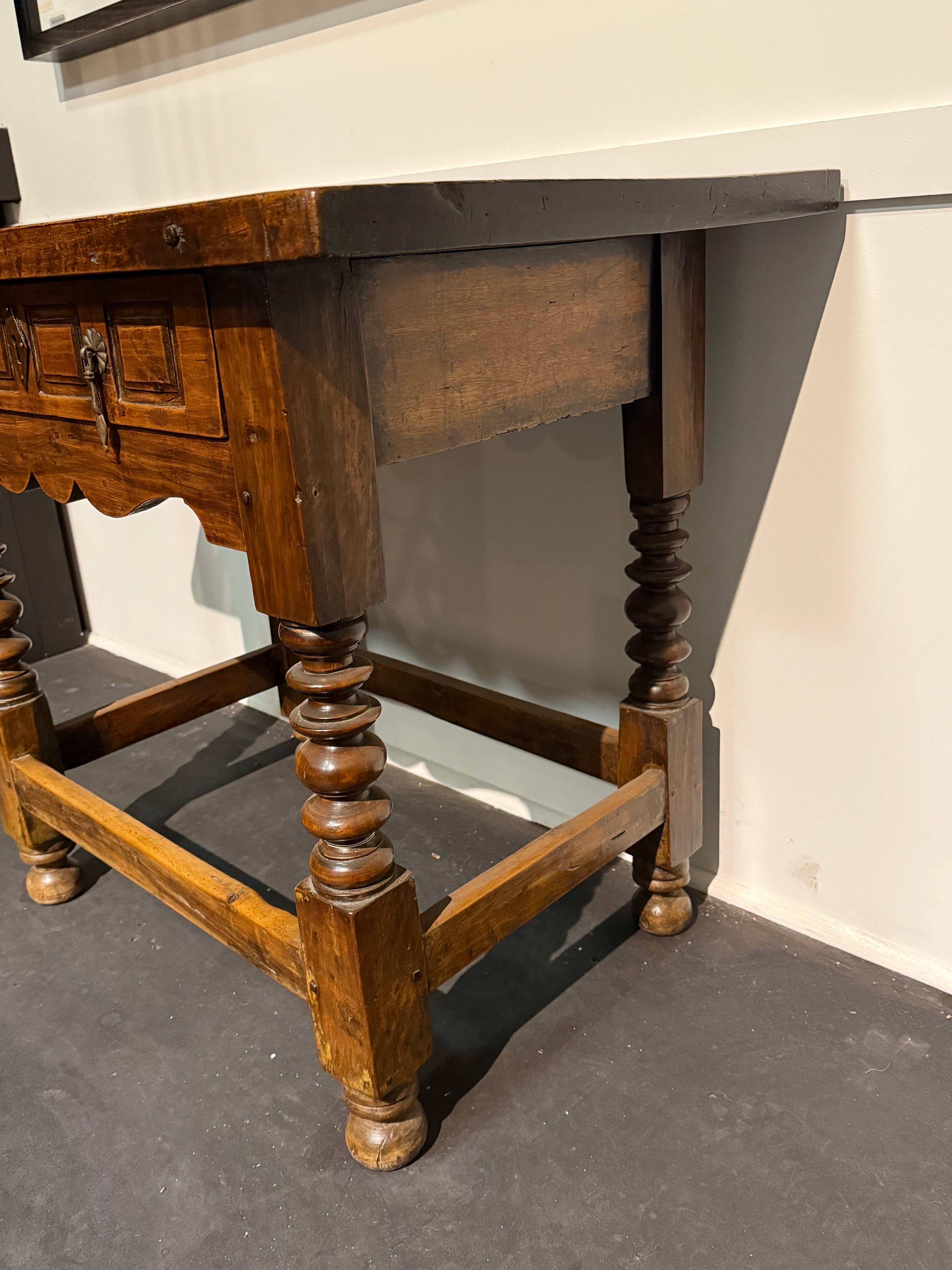 Mesa auxiliar española de nogal de Carlos II, siglo XVII Tallado a mano en venta