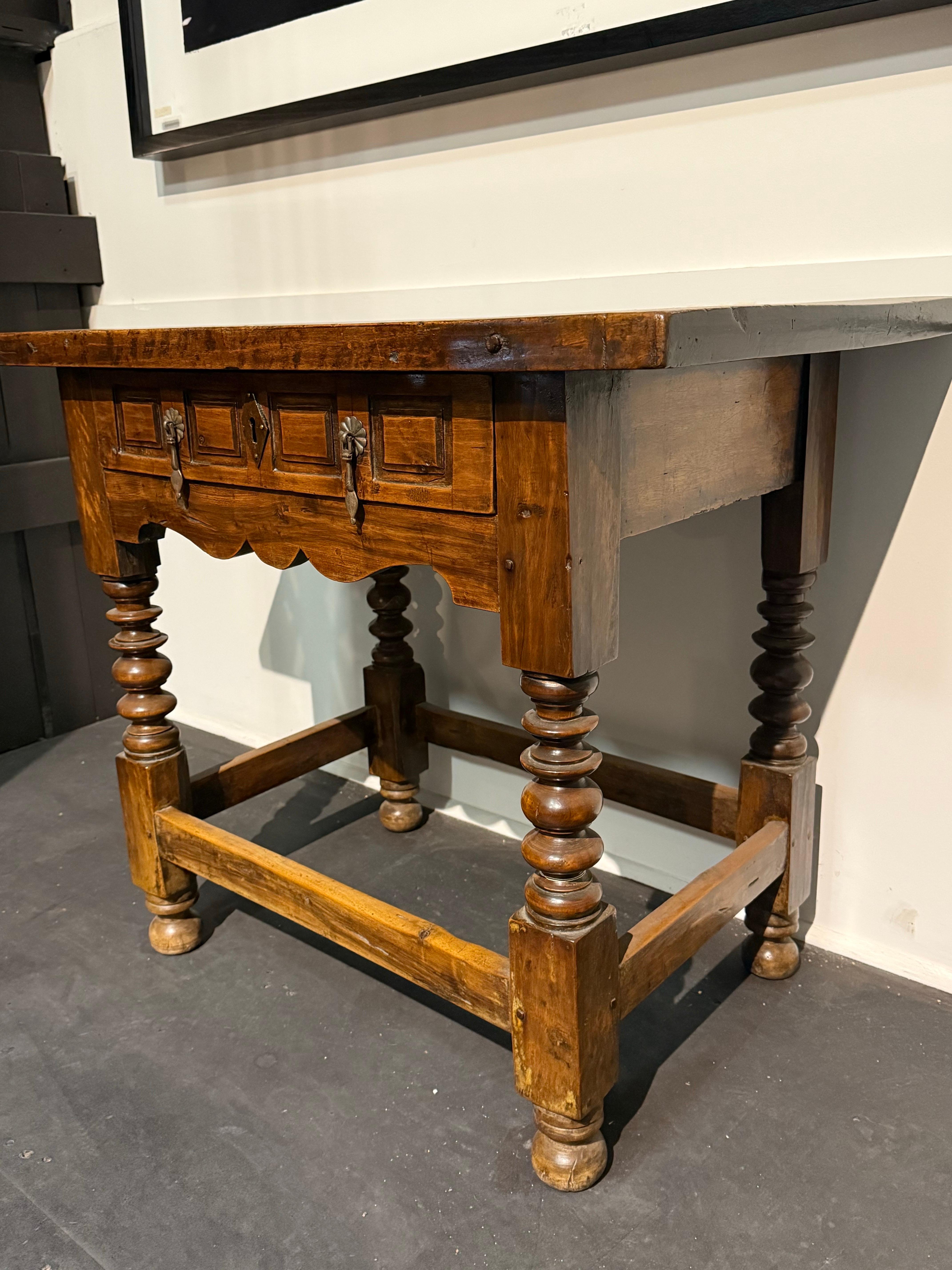 Mesa auxiliar española de nogal de Carlos II, siglo XVII en Bueno estado para la venta en ARMADALE, VIC