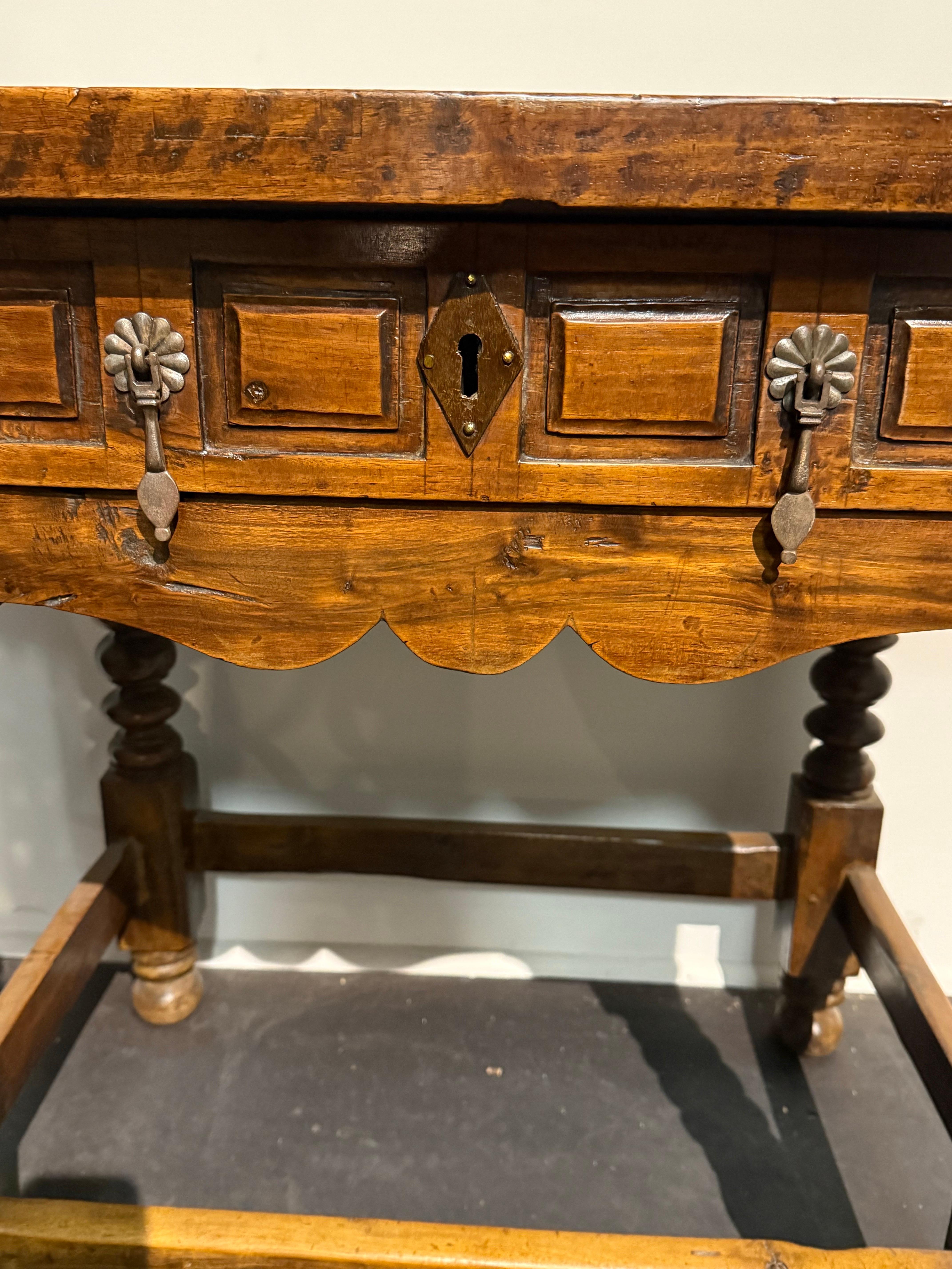 Mesa auxiliar española de nogal de Carlos II, siglo XVII en venta 1