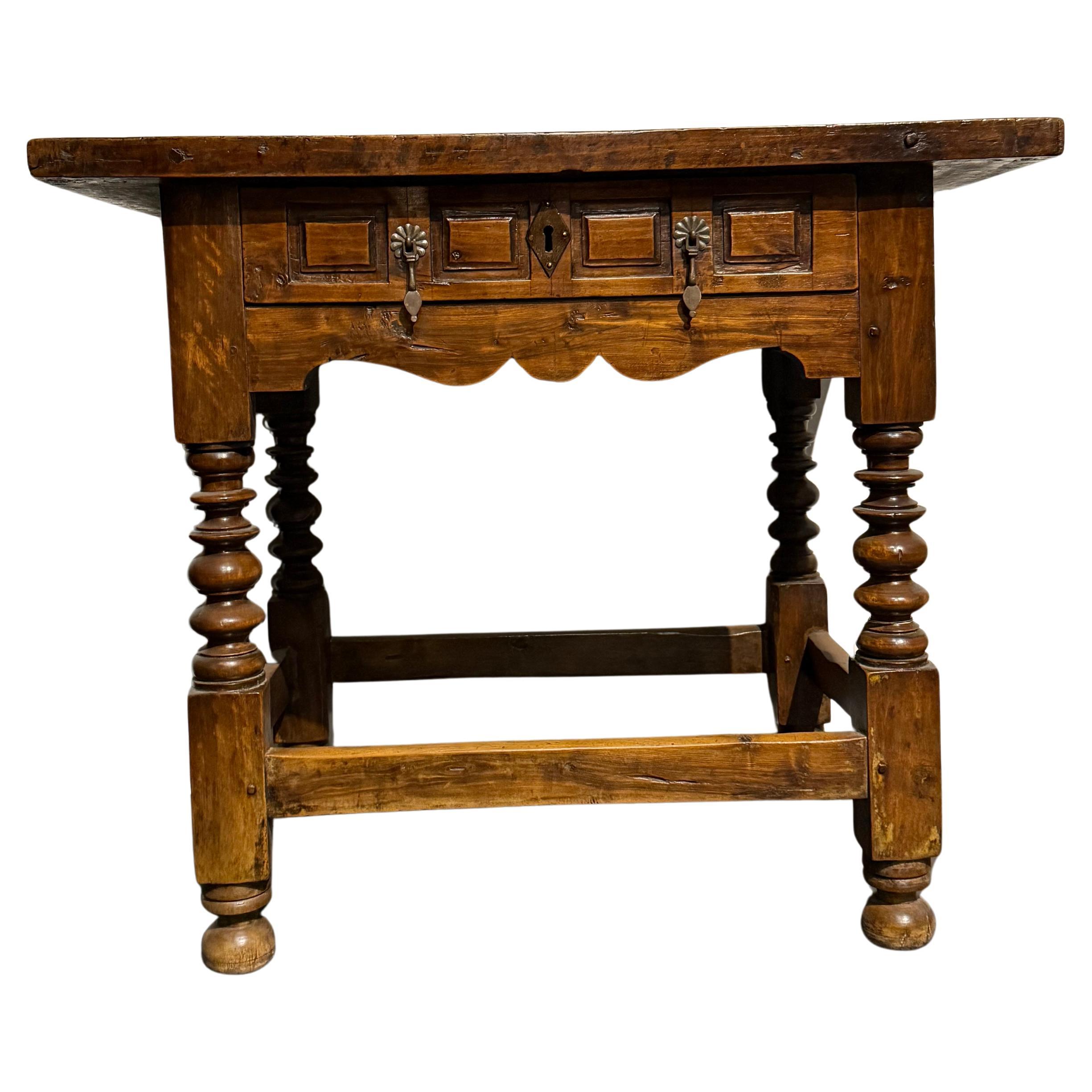 Mesa auxiliar española de nogal de Carlos II, siglo XVII en venta