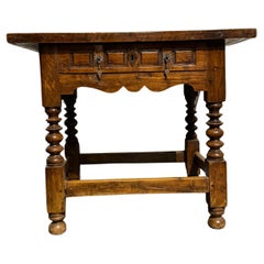 Table de chevet espagnole en noyer Carlos II, 17e siècle